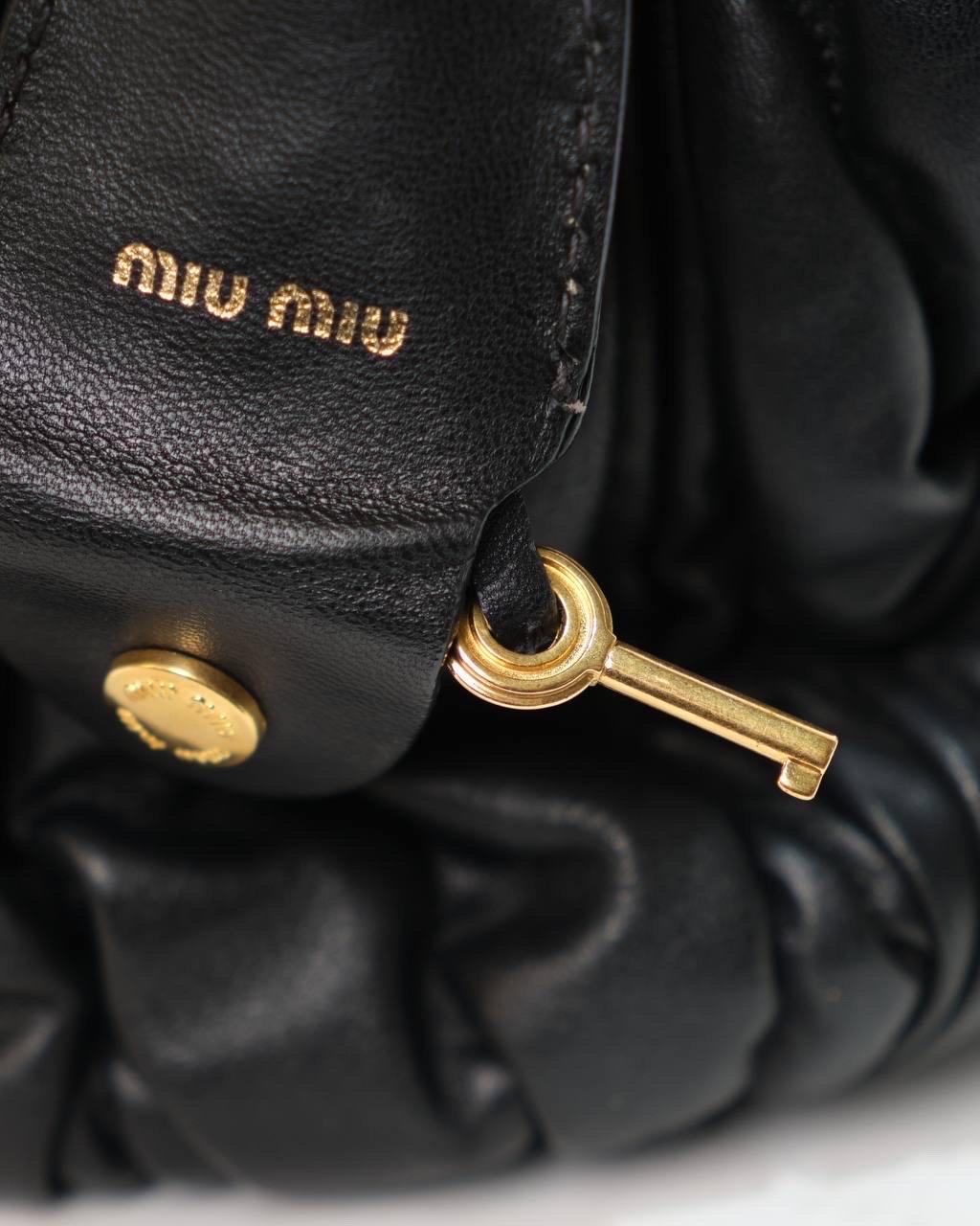 Borsa a spalla Miu Miu Shopper Small Groffata Nera 7