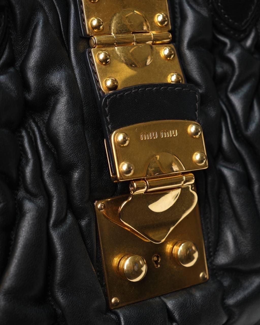 Borsa a spalla Miu Miu Shopper Small Groffata Nera 10