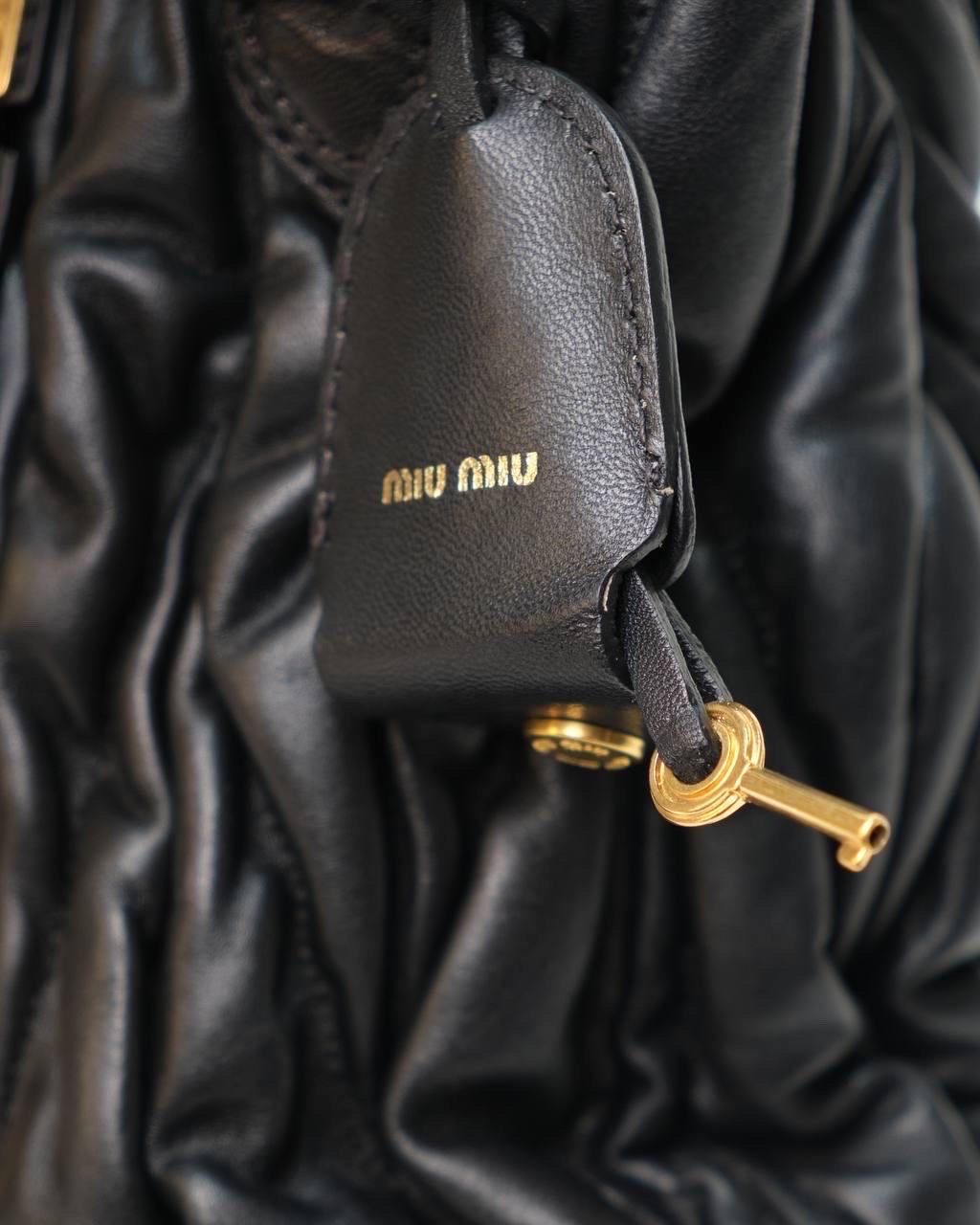 Borsa a spalla Miu Miu Shopper Small Groffata Nera 12