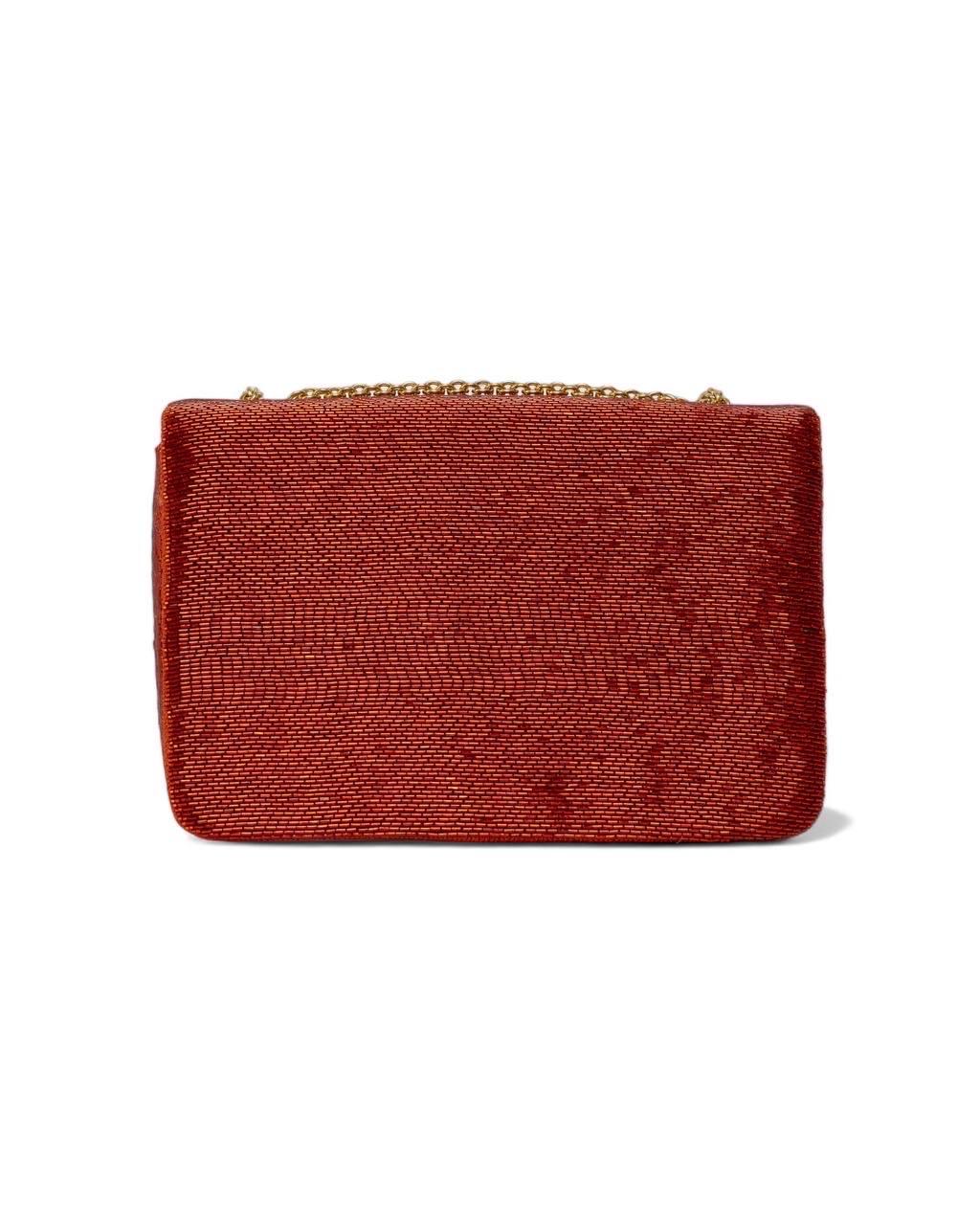 Borsa firmata Valentino, modello One Stud Limited Edition, realizzata in pelle liscia rossa e perline del medesimo colore. Presenta hardware in colorazione oro e perline rosse lungo tutta la superfice. Dotata di una chiusura con bottone ad incastro,
