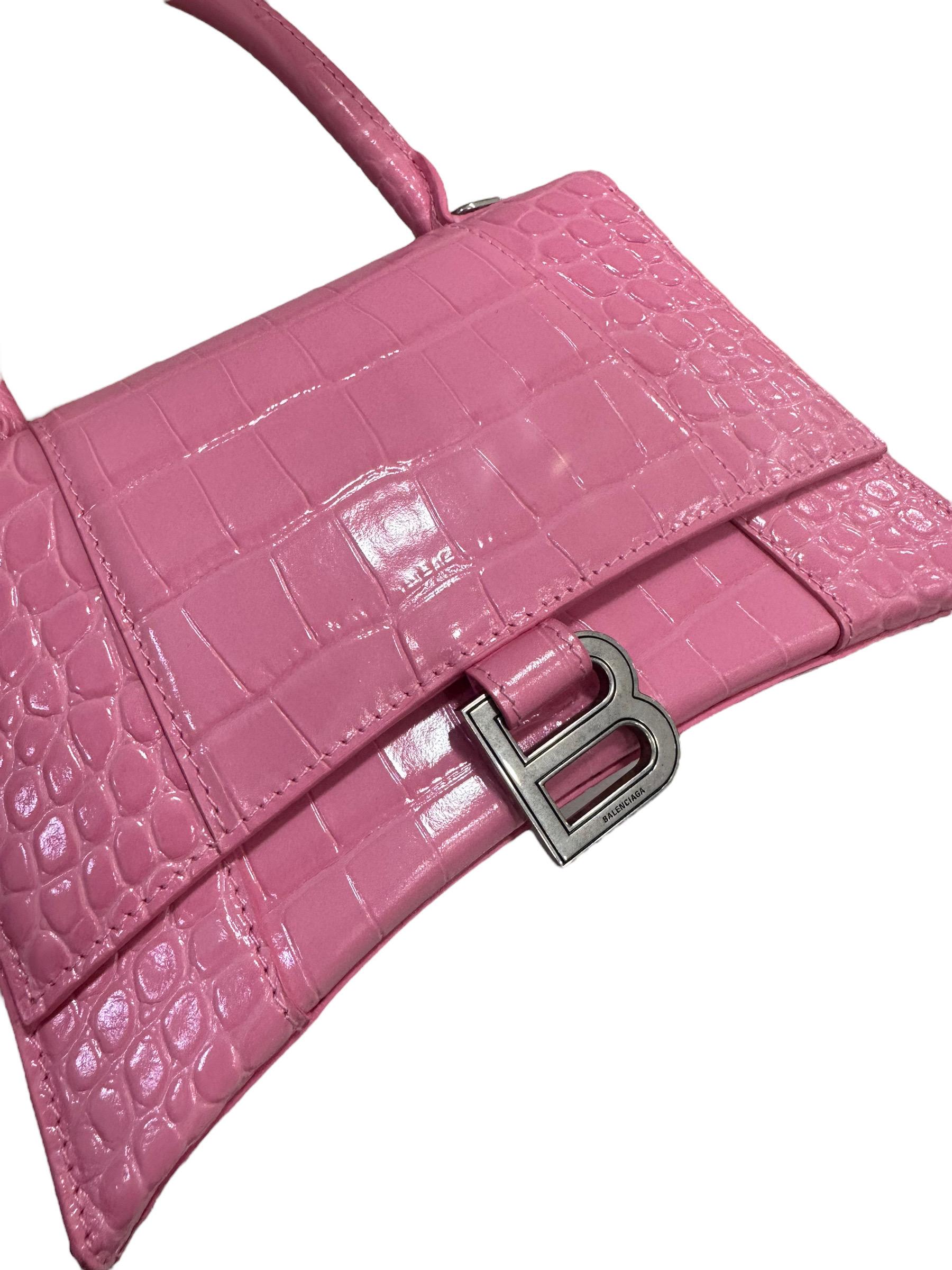 Borsa firmata Balenciaga, modello Hourglass, misura piccola, realizzata in pelle stampa effetto cocco rosa con hardware argentati. Munita di un manico rigido centrale per portata a mano e di una tracolla in pelle regolabile e rimovibile per