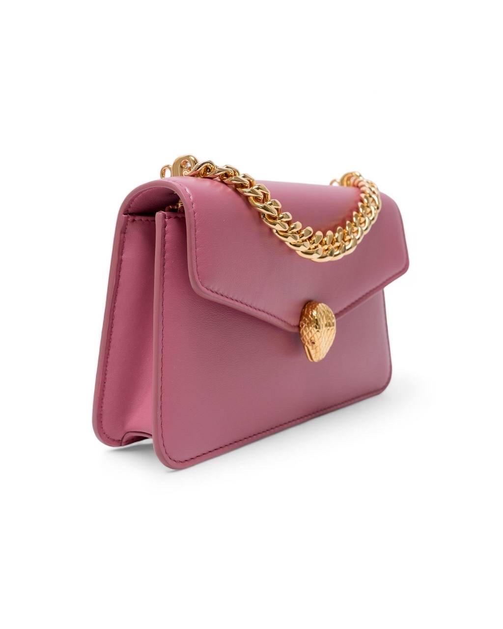 Borsa firmata Bvlgari, modello Forever Snake, realizzata in pelle nella colorazione rosa con hardware dorati. Dotata di una patta con chiusura a bottone calamitato, internamente rivestita in pelle bordeaux e tela nera con molteplici tasche, capiente