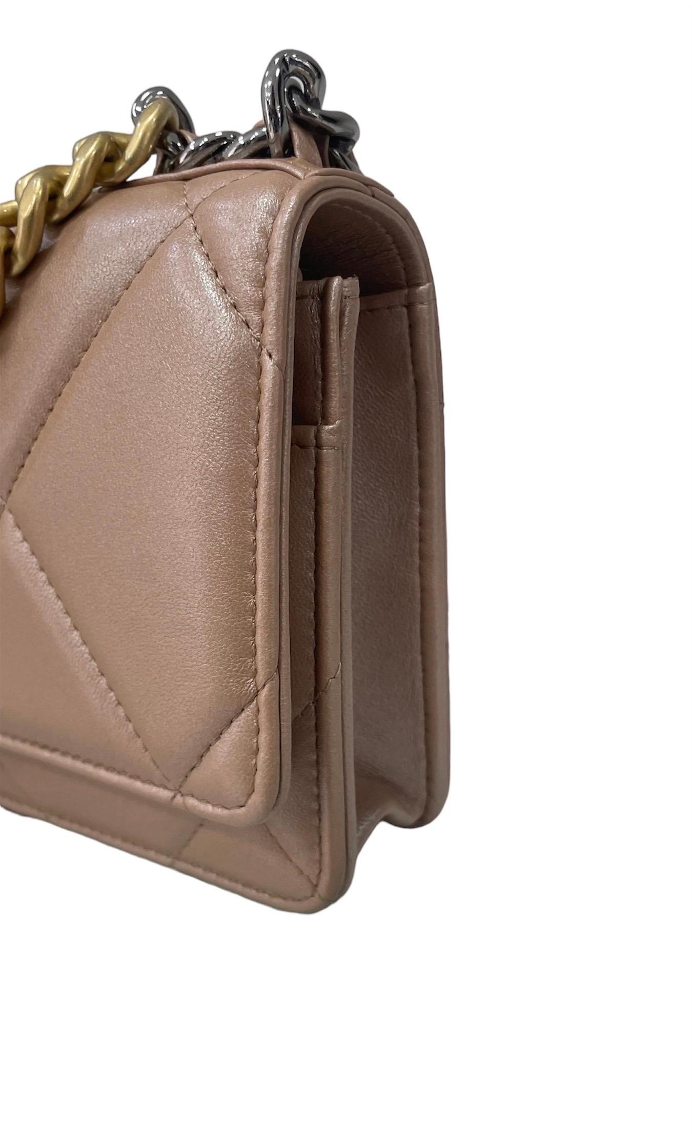 Borsa A Tracolla Chanel 19 Wallet On Chain Cipria In Good Condition In Torre Del Greco, IT