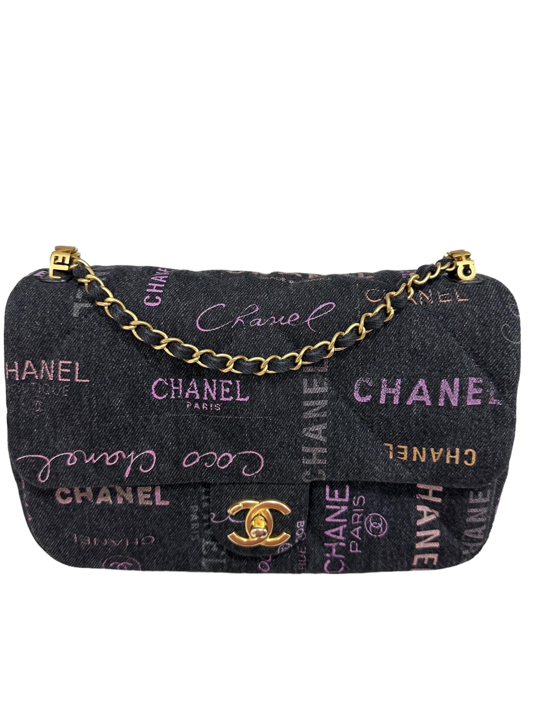 Borsa firmata Chanel, modello 2.55 Graffiti, realizzat in tessuto denim nero con hardware dorati. Doté d'une patte avec chiusura ad  girello logo CC, internamente rivestita in tela tono su tono, ababstanza capiente. Munita di una tracolla scorrevola