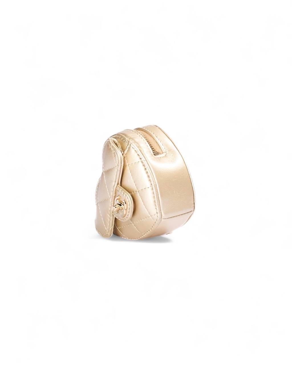 Borsa firmata Chanel, linea Timeless, modello Heart, misura Micro, realizzata in pelle trapuntata oro con hardware dorati. Dotata di una chiusura semicircolare con zip, internamente rivestita in tela tono su tono, capiente per l’essenziale. Munita