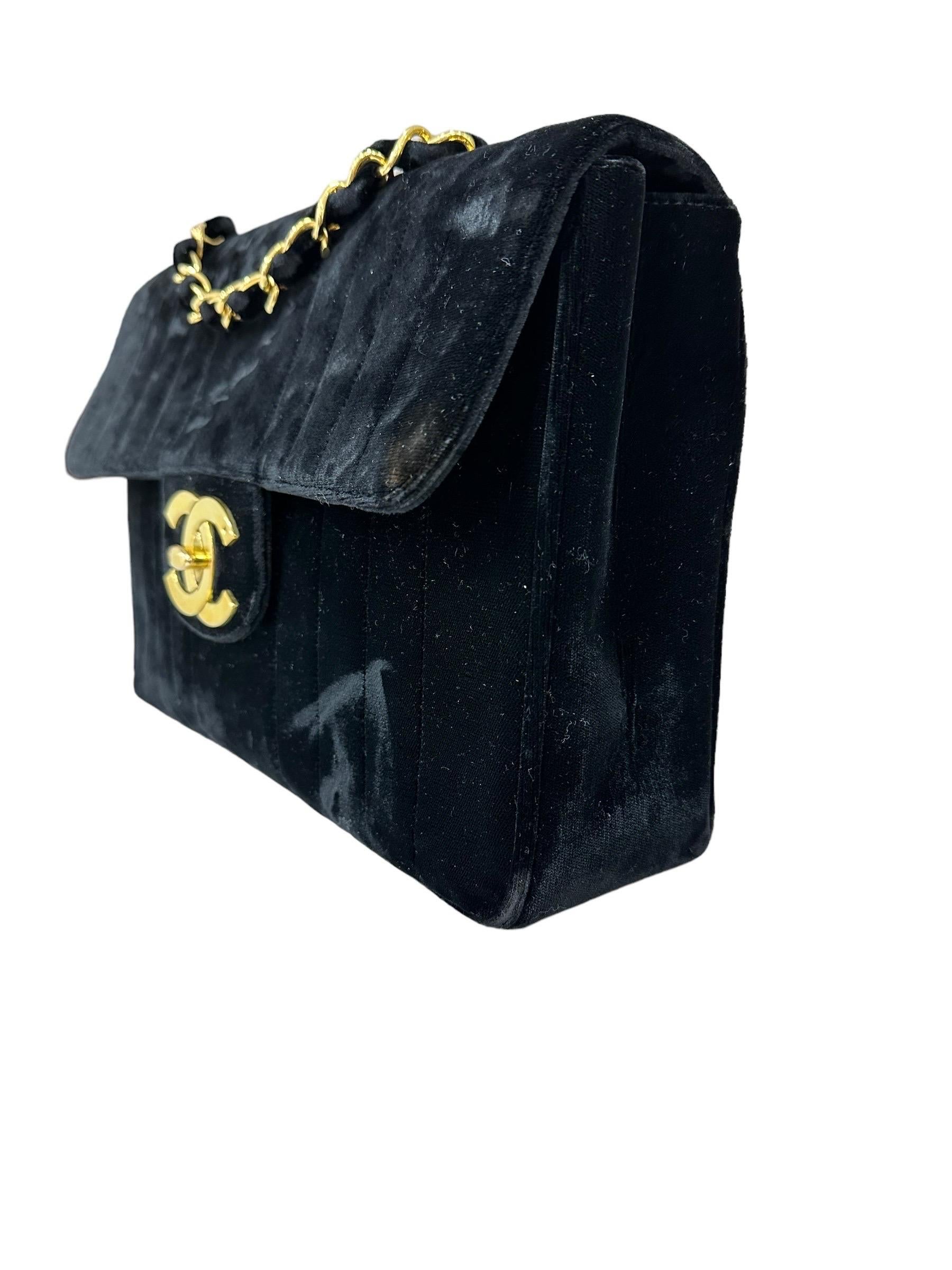 Borsa firmata Chanel, modello Jumbo Classic Flap Big Logo, realizzata in velluto nero con hardware dorati. Dotata di una patta con chiusura a girello e logo CC, internamente rivestita in pelle liscia nera, abbastanza capiente. Munita di una tracolla