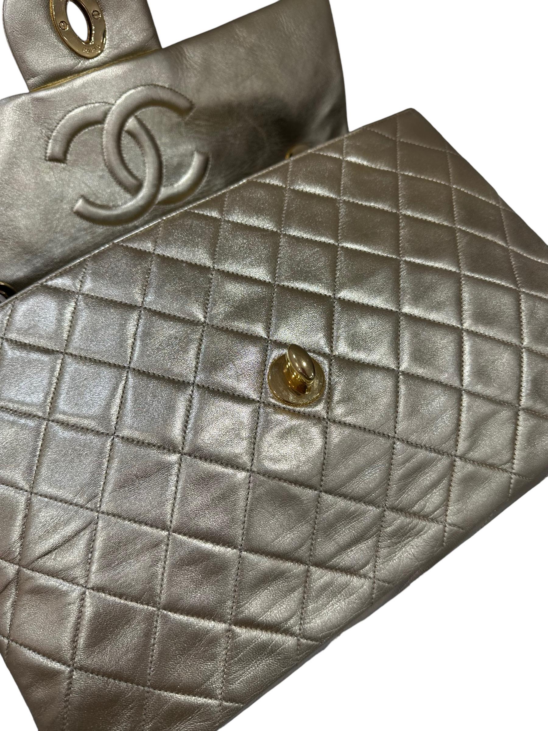 Borsa A Tracolla Chanel Maxi Jumbo In Pelle Liscia Oro 1989/1991 For Sale 11