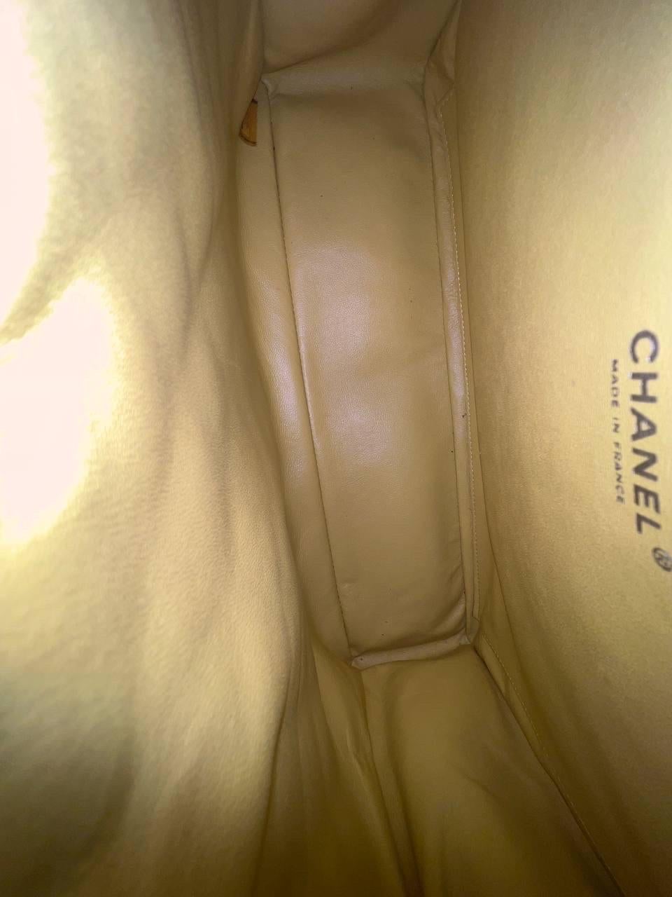 Borsa A Tracolla Chanel Maxi Jumbo Timeless Caviar Gialla For Sale 5