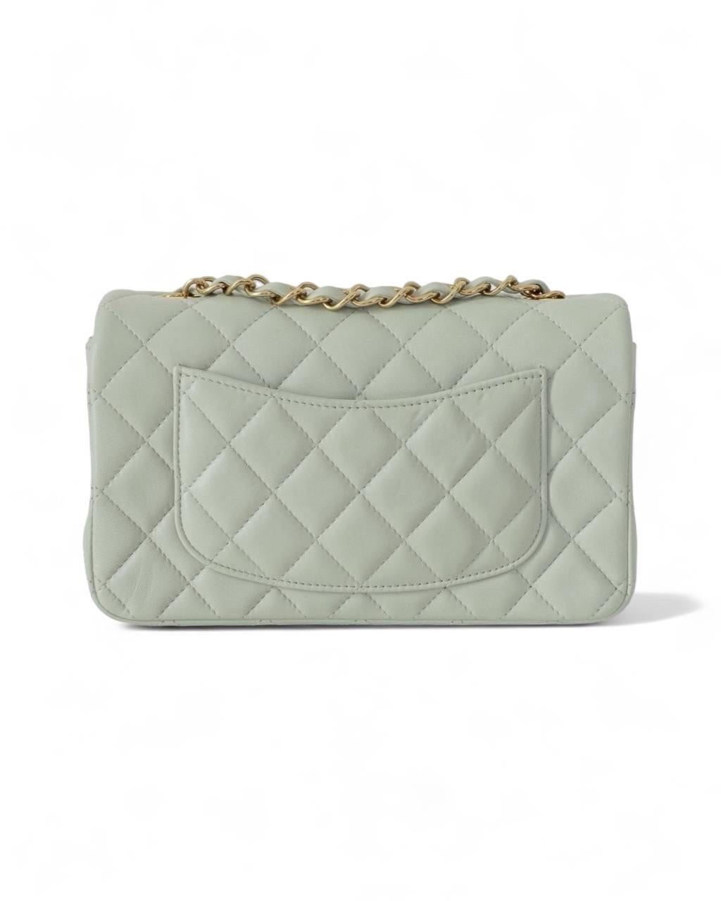 Borsa firmata Chanel, modello Mini Flap, misura 19, realizzata in pelle liscia color carta da zucchero con hardware dorati. Dotata di una patta con chiusura a girello logo CC, internamente rivestita in pelle tono su tono, capiente per l'essenziale.