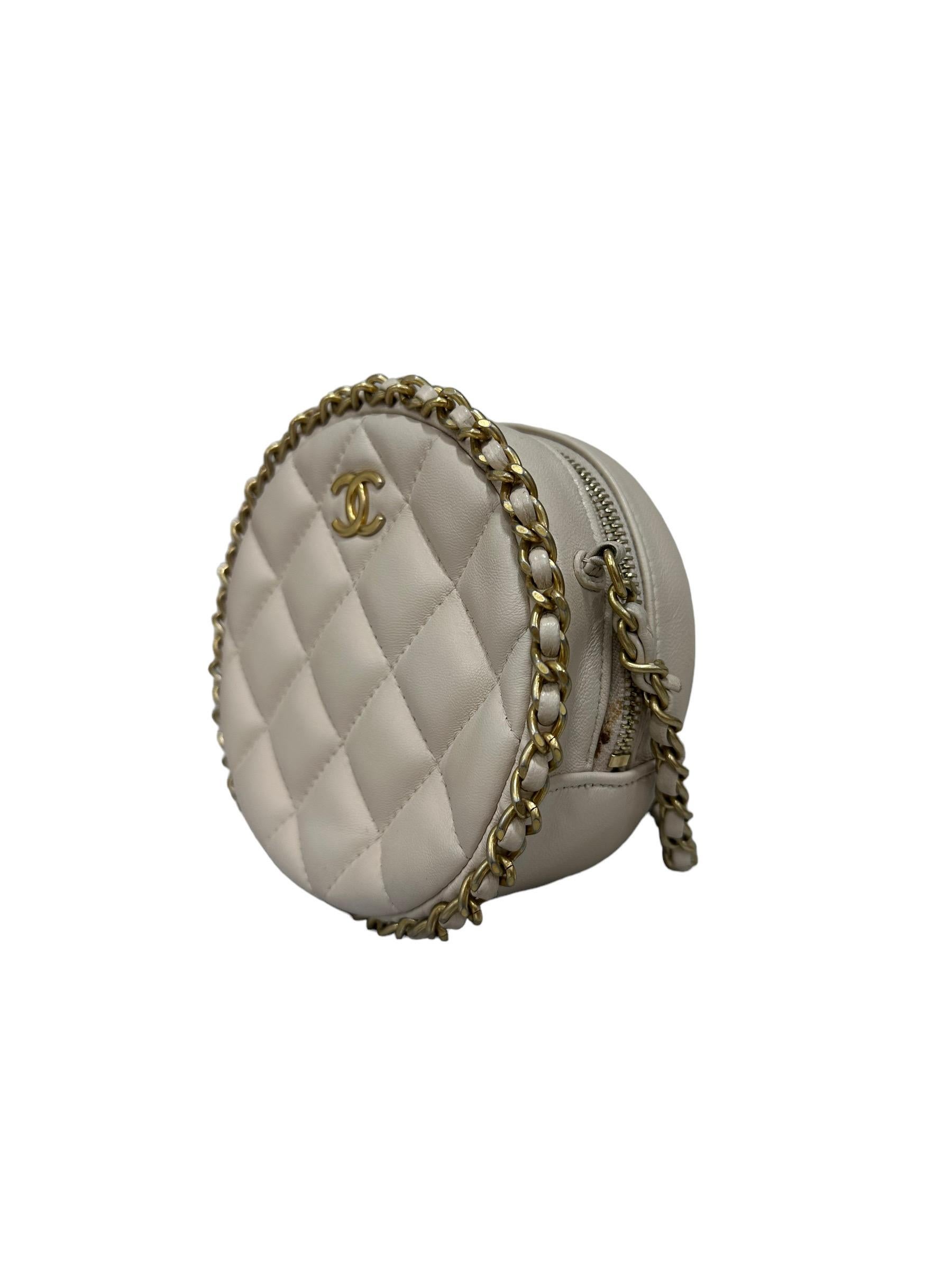 Borsa firmata Chanel, modello Round Bag, realizzata in pelle trapuntata beige e hardware dorati. Munita di tracolla in pelle e catena intrecciata per indossare la borsa a spalla e a tracolla. Internamente rivestita in pelle beige, capiente per