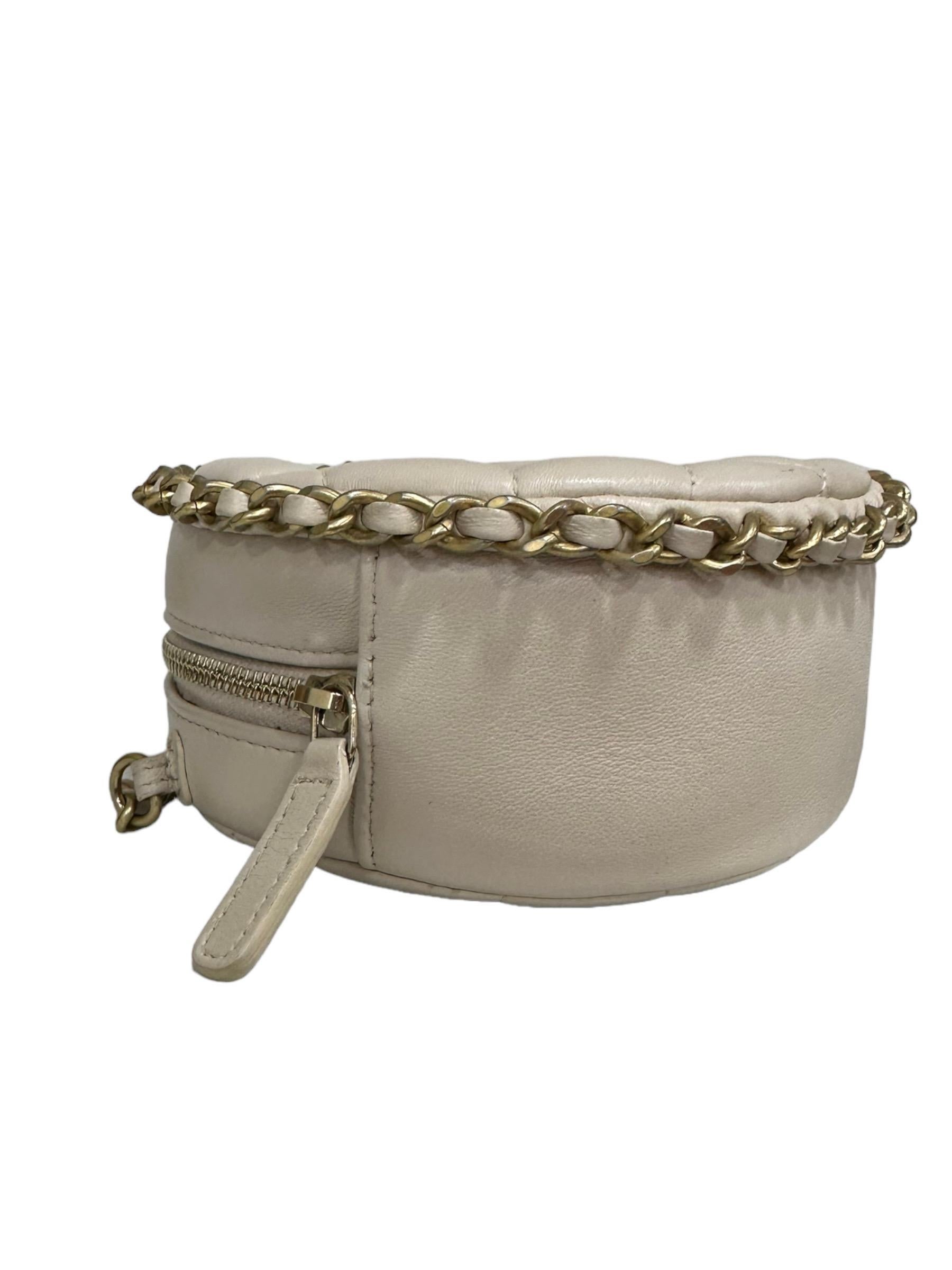Borsa A Tracolla Chanel Borsa rotonda Beige 2020 in vendita 1