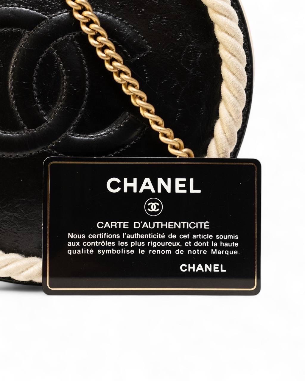 Borsa firmata Chanel, modello Round, realizzata in pelle liscia nella colorazione beige e nera con hardware dorati. Dotata di una chiusura superiore semicircolare con chiusura a zip, internamente rivestita in denim, capiente per l’essenziale. Munita
