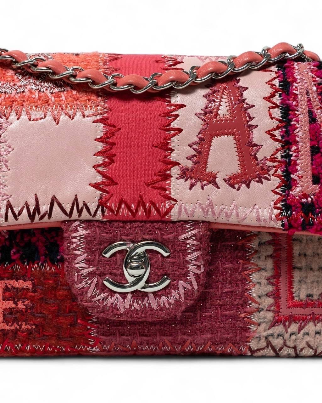 Borsa firmata Chanel, linea Timeless, modello 2.55 Patchwork, realizzata in tweed e pelle rosa con hardware argentati. Dotata di una patta con chisura a girello logo CC, internamente rivestita in tela fucisa, abbastanza capiente. Munita di una
