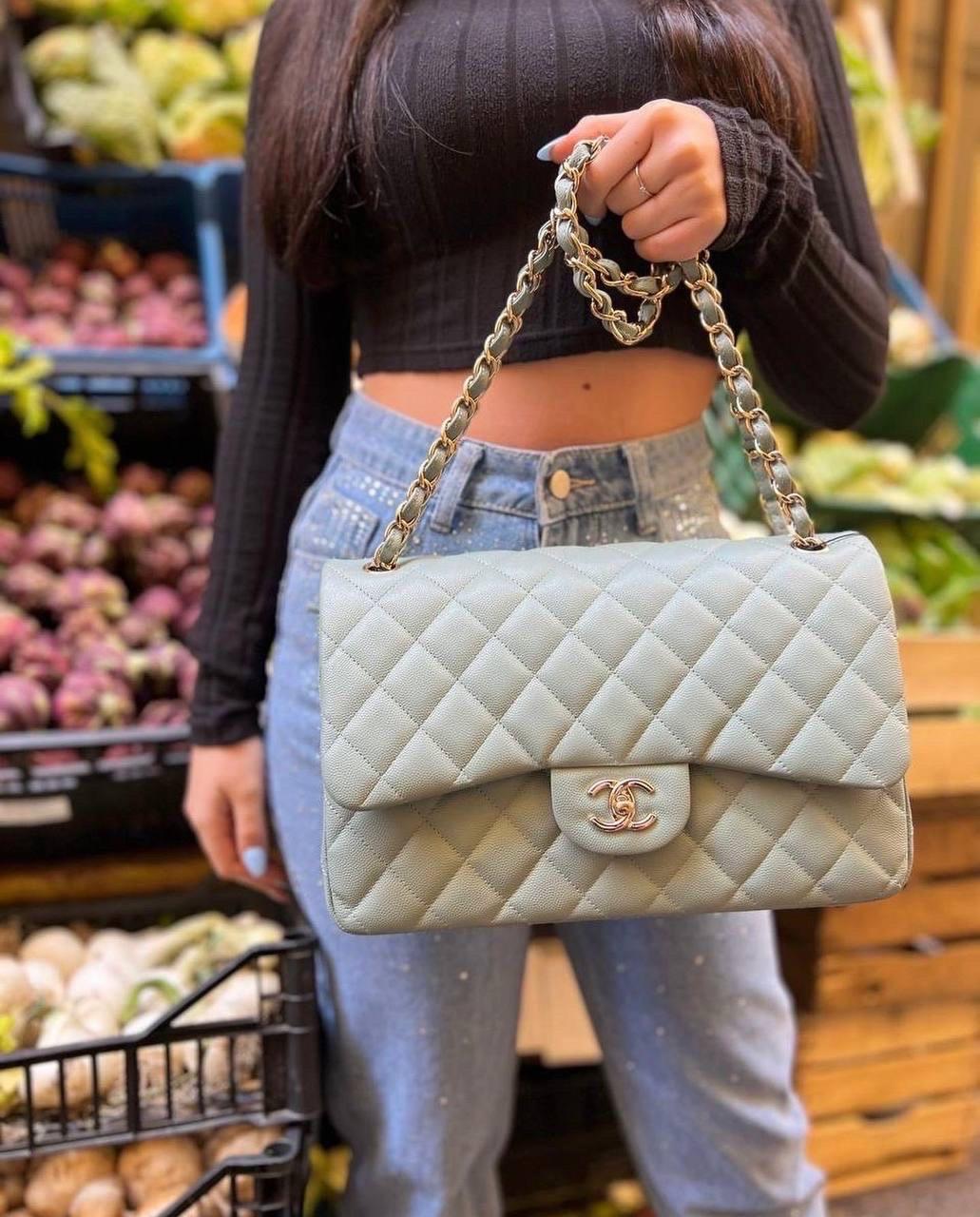 Borsa firmata Chanel, modello Timeless Double Flap, misura Jumbo, realizzata in pelle caviar trapuntata color azzurro con hardware dorati. Dotata di una doppia patta, una interna con chiusura a bottone e una esterna con chiusura a girello con il