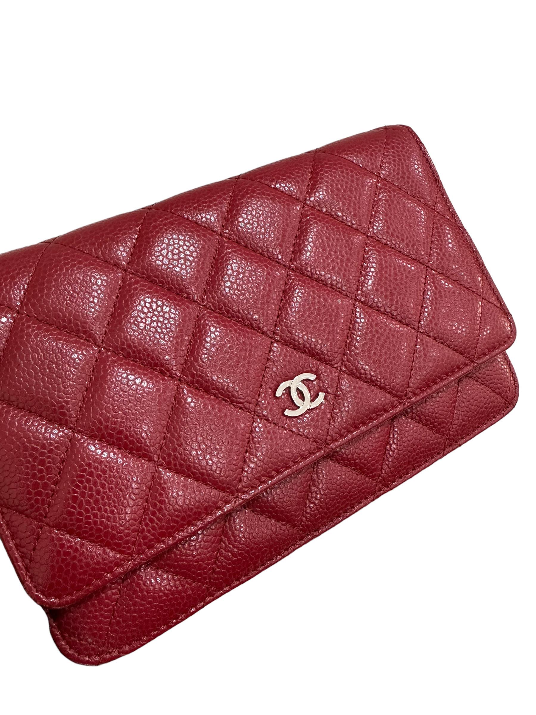 Borsa firmata Chanel, modello Woc, wallet on chain, realizzata in pelle caviar rossa con hardware argento. La borsa è dotata di una patta con chiusura a bottone, internamente rivestita in pelle tono su tono, con tasche portacarte e tasca sulla patta