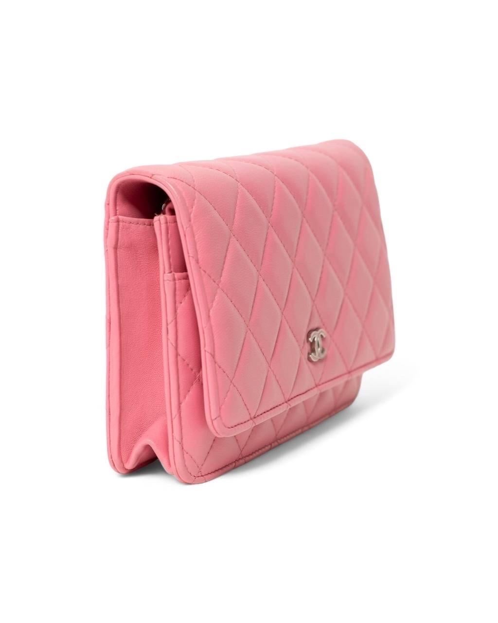 Borsa firmata Chanel, modello Woc, wallet on chain, realizzata in pelle liscia rossa con hardware argento. Dotata di una patta con chiusura a bottone, internamente rivestita in pelle tono su tono, con tasche portacarte e tasca sulla patta con zip,