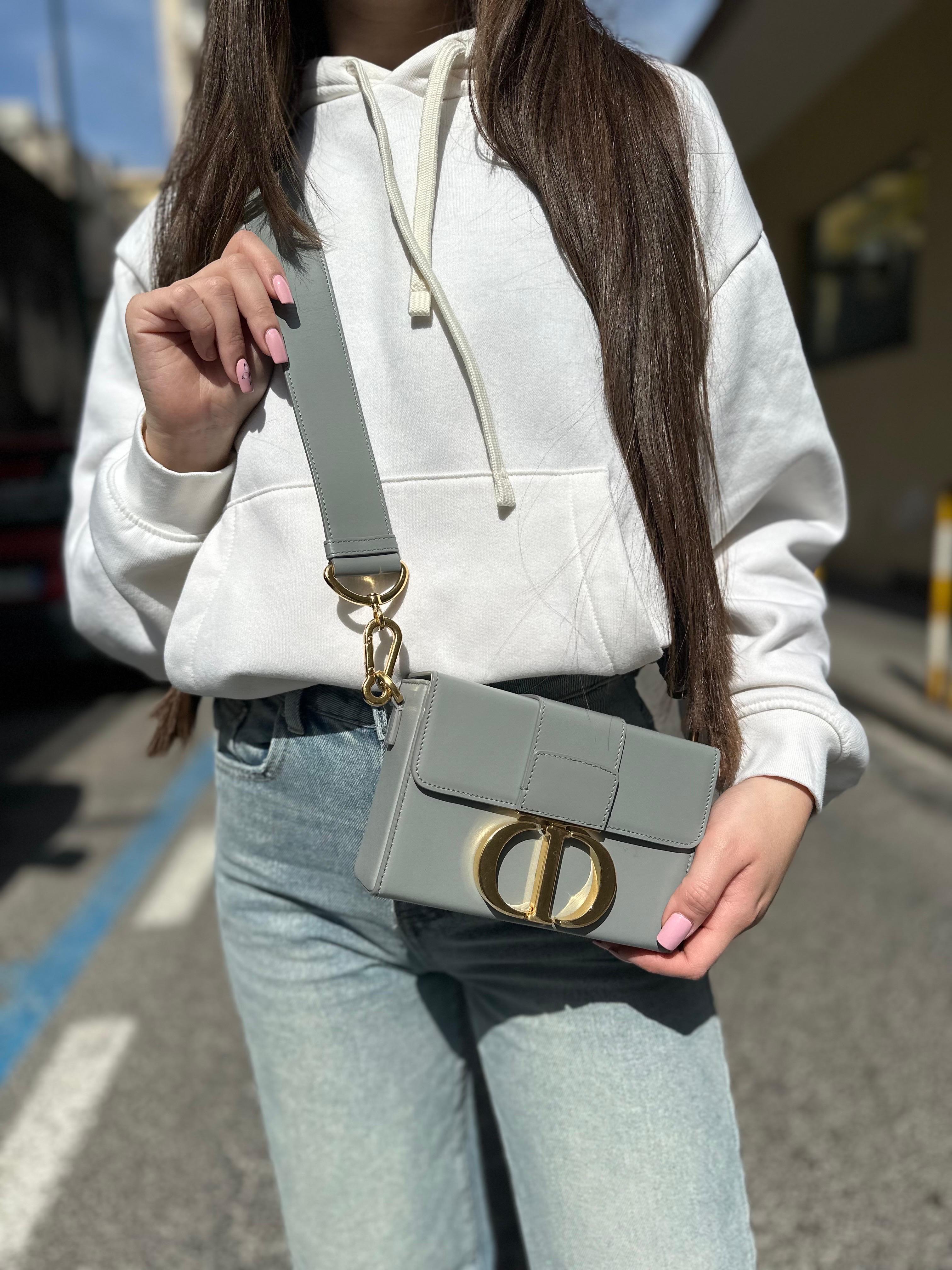 Borsa A Tracolla Dior 30 Montaigne Box Grigia en vente 12