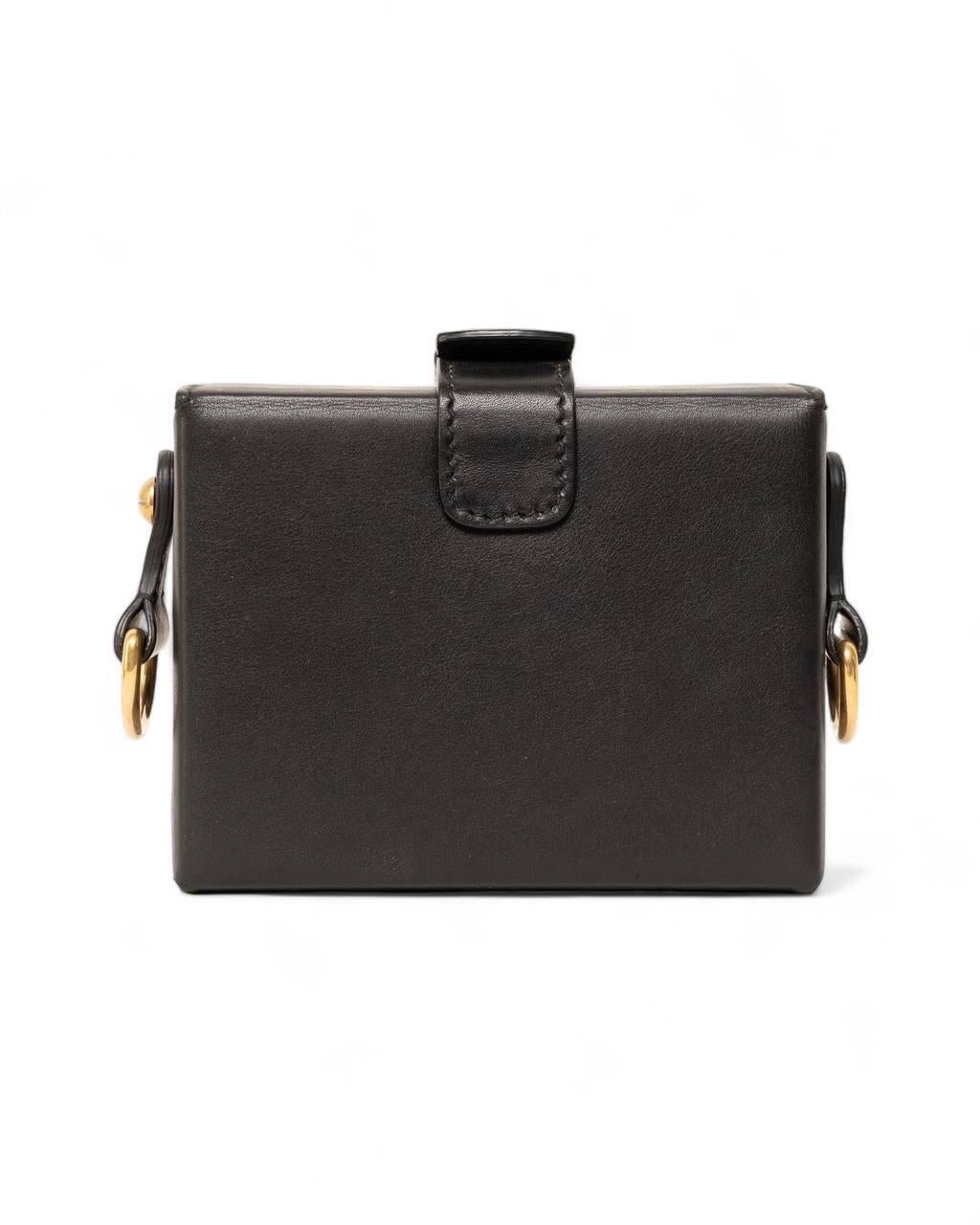 Borsa firmata Dior, modello LockBox, realizzata in pelle nera liscia con dipinto frontale raffigurante simbolo di gemelli e hardware dorati. Dotata di una chiusura superiore ad incastro con il classico logo 