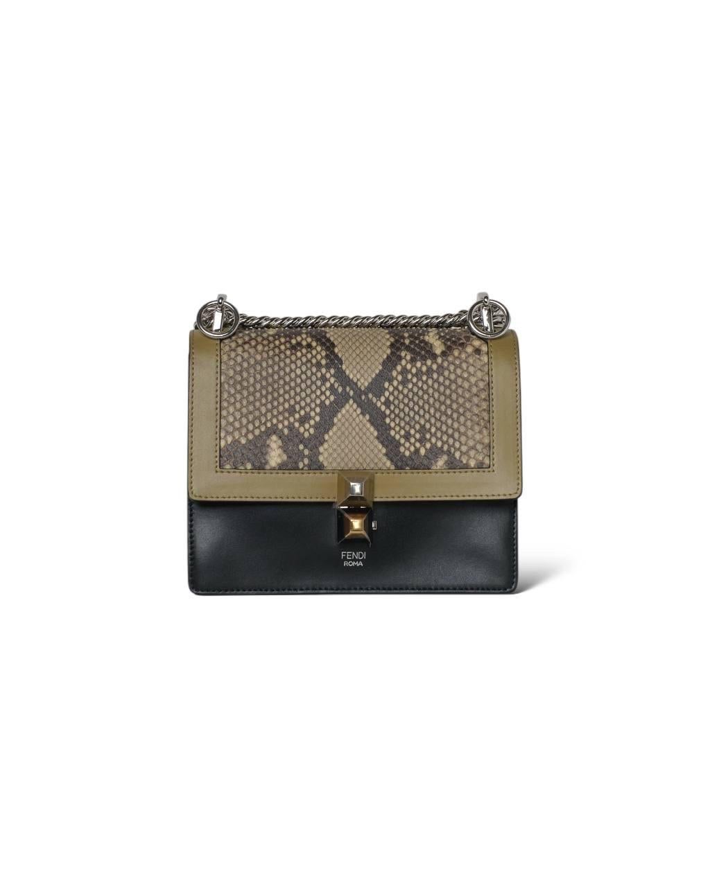 Borsa firmata Fendi, modello Kan I, misura small, realizzata in pelle liscia tricolor con rifiniture in pelle e hardware argentati. Dotata di una patta frontale con chiusura a scatto, l’interno è rivestito in tessuto scamosciato grigio e presenta