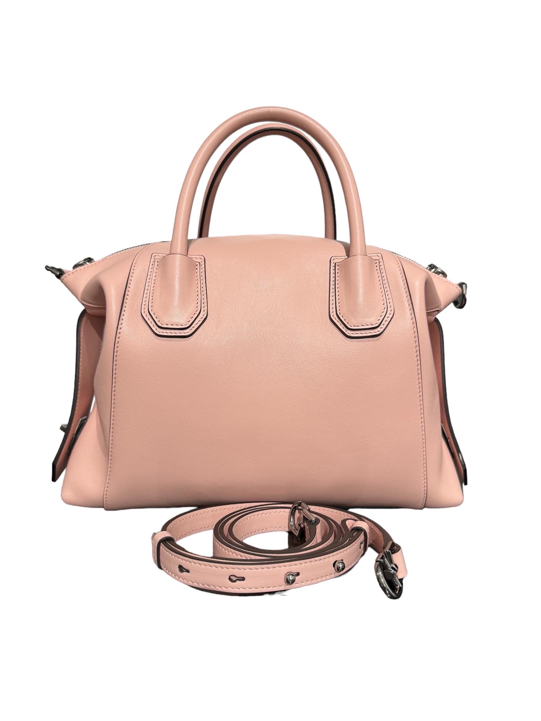 Borsa firmata Givenchy, modello Antigona Soft, nella misura PM, realizzata in pelle nella colorazione rosa e hardware argento. Presenta due manici e una tracolla regolabile e removibile. Sulla parte frontale presenta il logo del brand a rilievo.