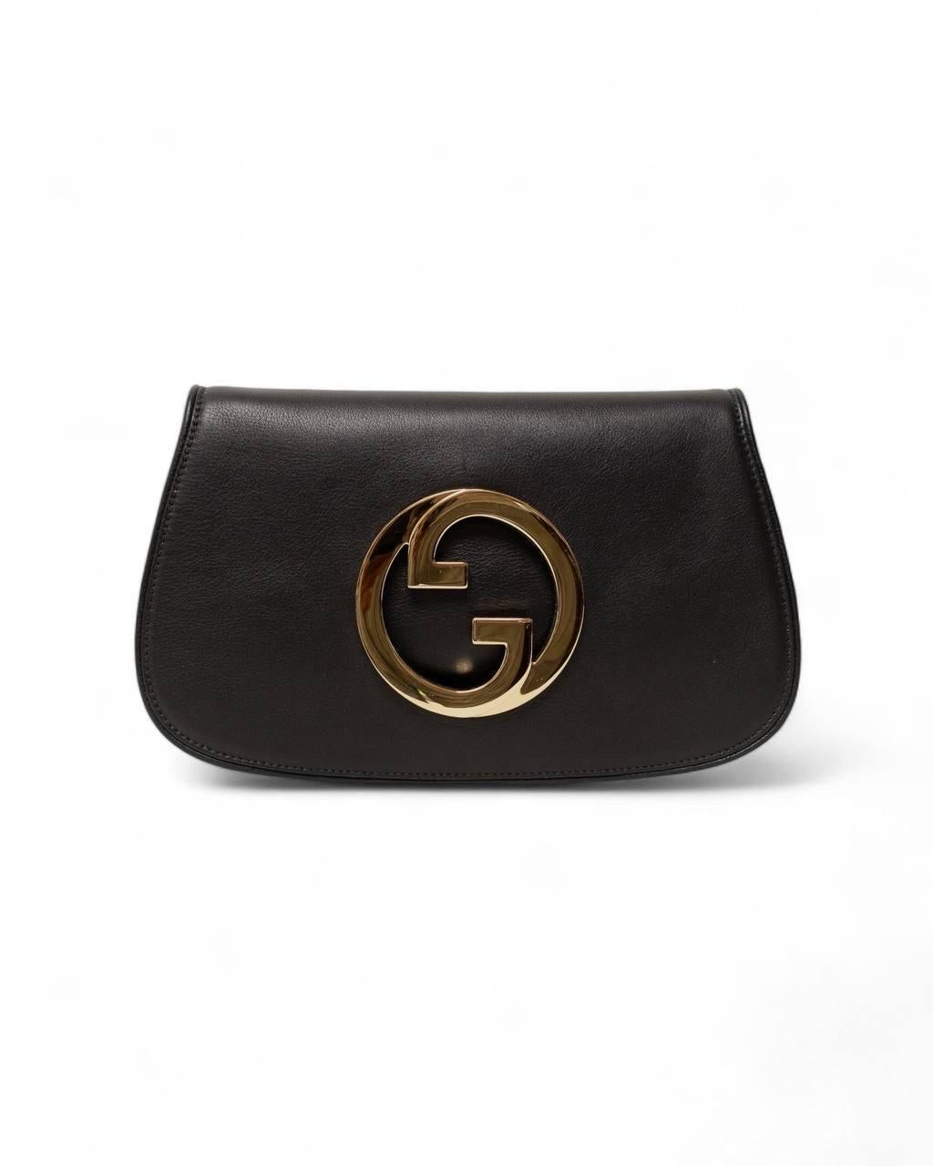 Borsa firmata Gucci, modello Blondue, realizzata in pelle nera con hardware dorati. Dotata di una patta frontale con chiusura interna calamitata, internamente rivestita in tela tono su tono, con comoda tasca, capiente per l’essenziale. Munita di una
