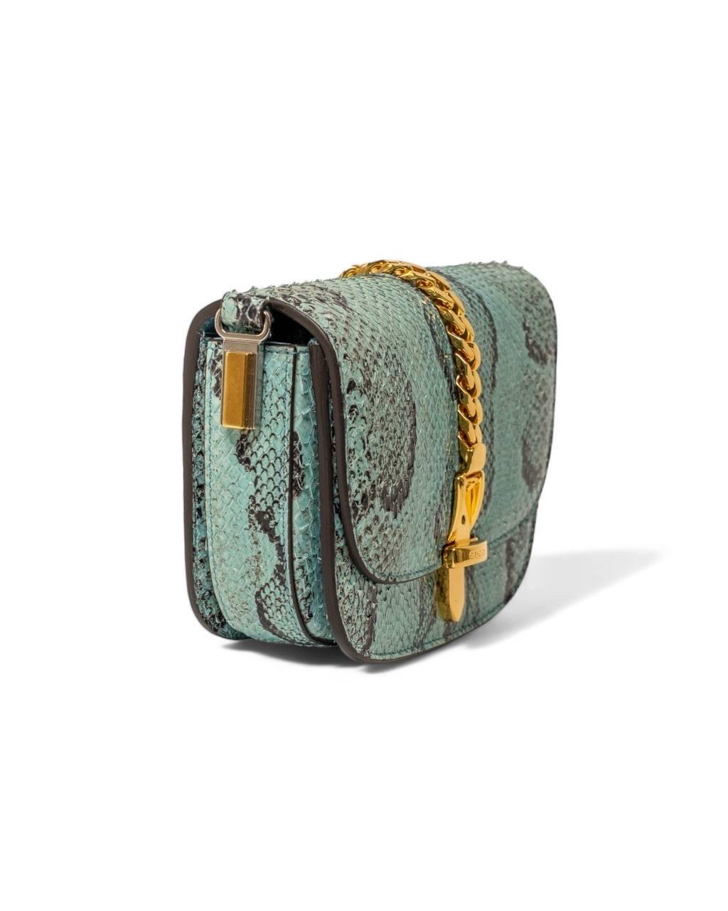 Borsa firmata Gucci, modello Sylvie 1969, misura Mini, realizzata in pelle  azzurra con inserti in pelle nera e hardware dorati. Dotata di una patta frontale con chiusura ad incastro, internamente rivestita in pelle liscia marrone, capiente per