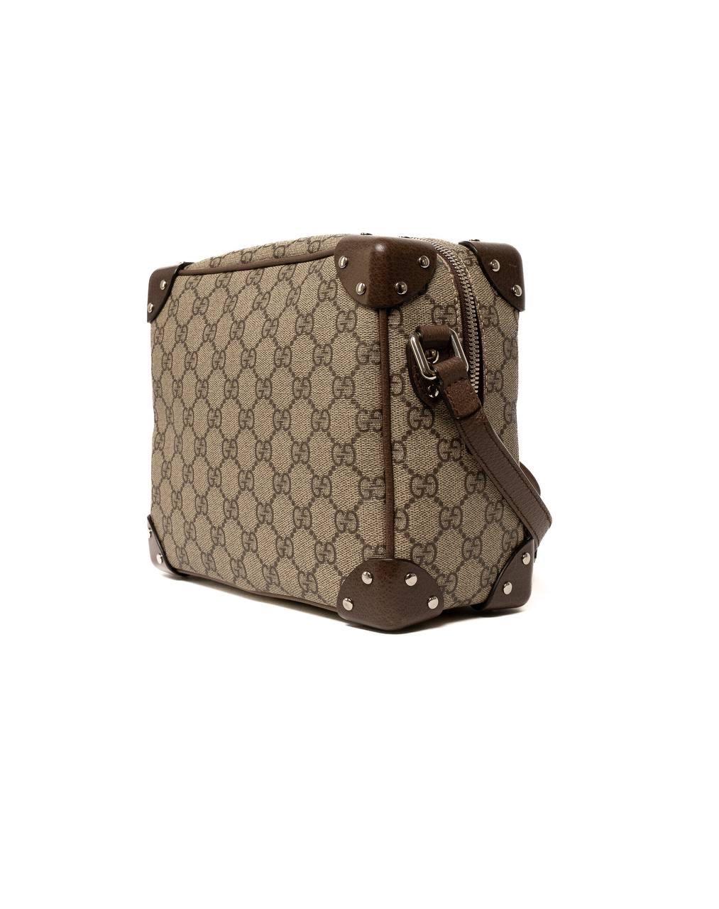 Borsa firmata Gucci, modello Trunk, realizzata in tela nella fantasia GG Supreme con inserti in pelle marrone e hardware argentati. Dotata di una chiusura superiore a zi, internamente rivestita in tela bordeaux, abbastanza capiente. Munita di una