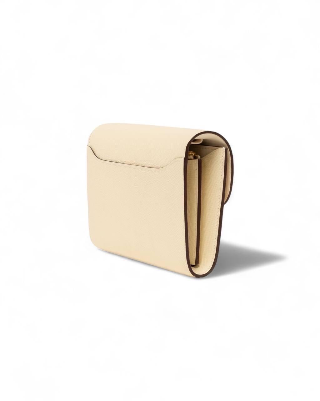 Borsa firmata Hermès, modello To Go Constance, realizzata in pelle Epsom nella colorazione nata con inserti in pelle marrone e hardware dorati. Dotata di una patta frontale con chiusura a scatto e logo “H”, internamente rivestita in pelle tono su
