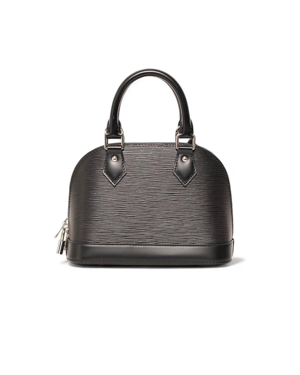 Borsa firmata Louis Vuitton, modello Alma, misura BB, realizzata in pelle epi con hardware argentati. Dotata di una chiusura superiore a zip, internamente rivestita in tessuto scamosciato tono su tono, abbastanza capiente. Munita di due manici