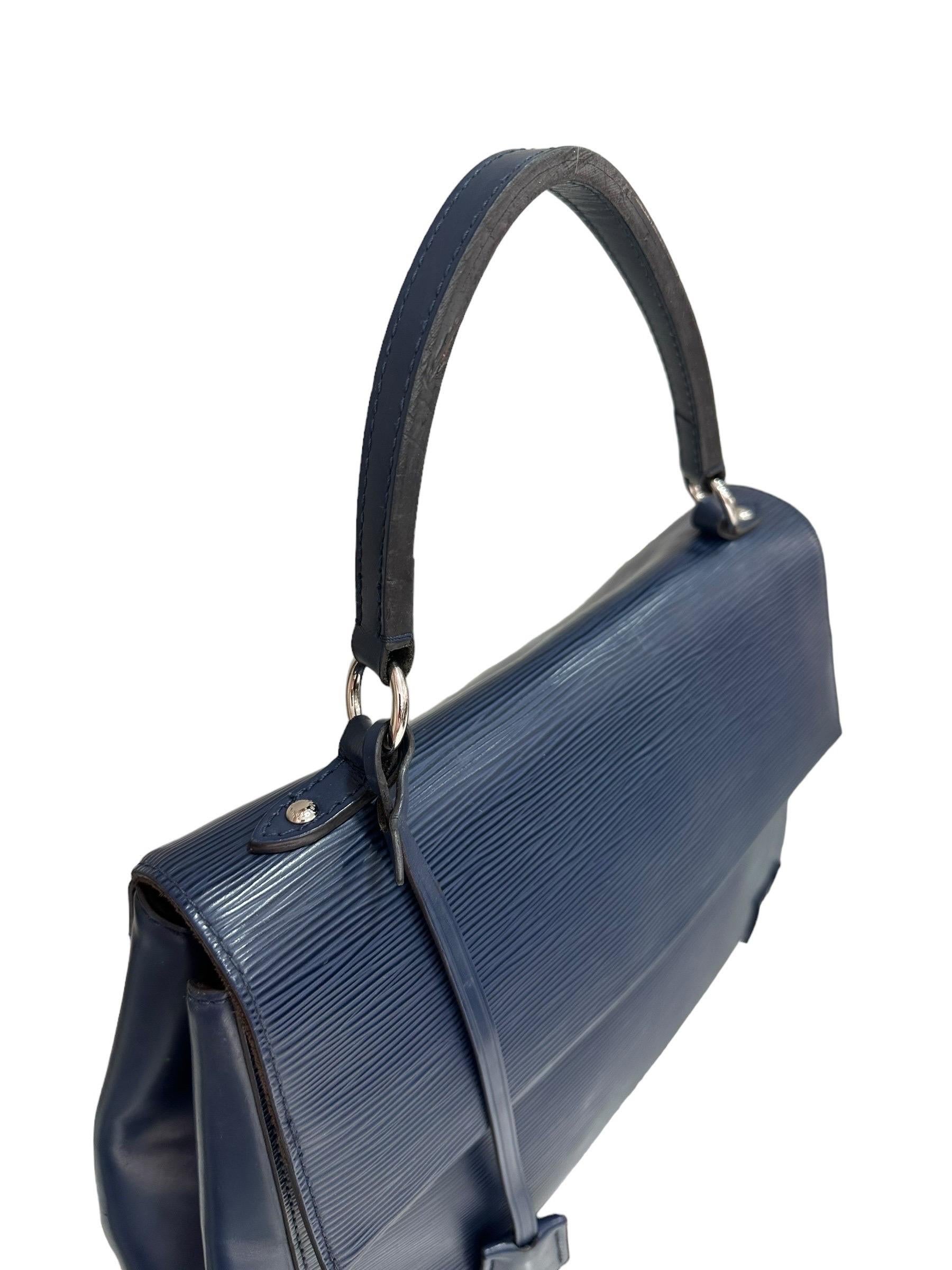 Borsa firmata Louis Vuitton, modello Cluny, misura MM, realizzata in pelle Epi blu e hardware color argento. Doté d'une patte riche avec fond calamiteux, il présente le logo 