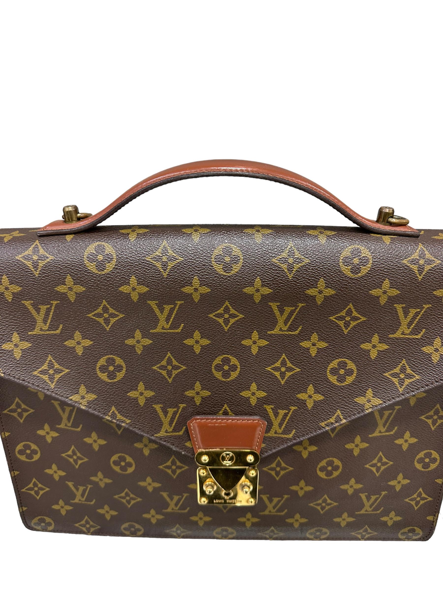 Borsa firmata Louis Vuitton, modello Monceau vintage, misura GM, realizzata in tela monogram con inserti in pelle marrone e hardware dorati. Dotata di una patta con chiusura ad incastro, internamente rivestita in pelle marrone, molto capiente.