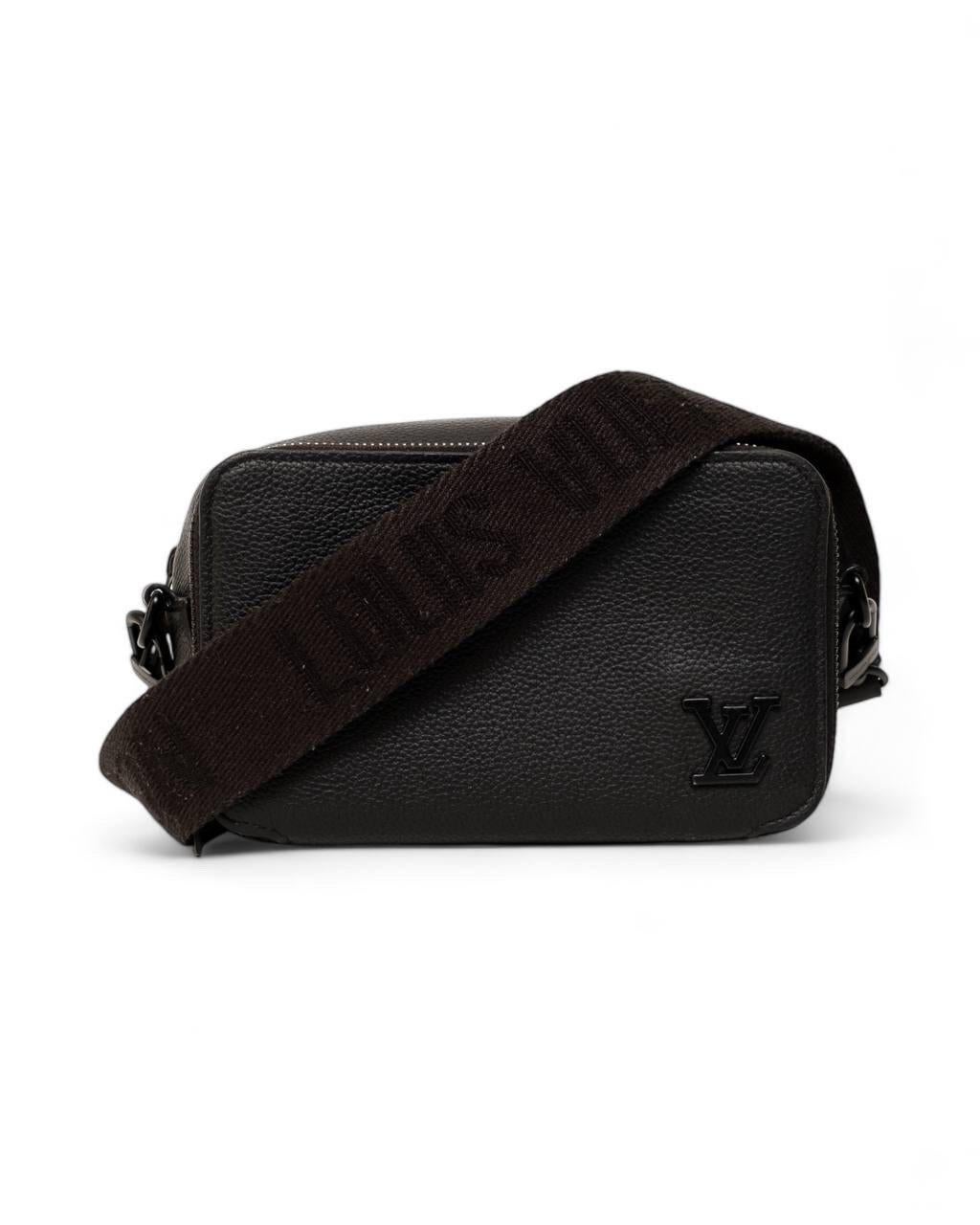 Pochette firmata Louis Vuitton, modello Alpha, realizzata in pelle granulata nera con hardware tono su tono. Dotata di una doppia chiusura superiore a zip, internamente rivestita in pelle e tela con diverse tasche, capiente per l’essenziale. Munita