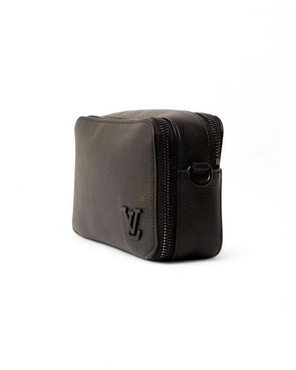 Borsa a Tracolla Louis Vuitton Pochette Alpha Nero In Excellent Condition For Sale In Torre Del Greco, IT