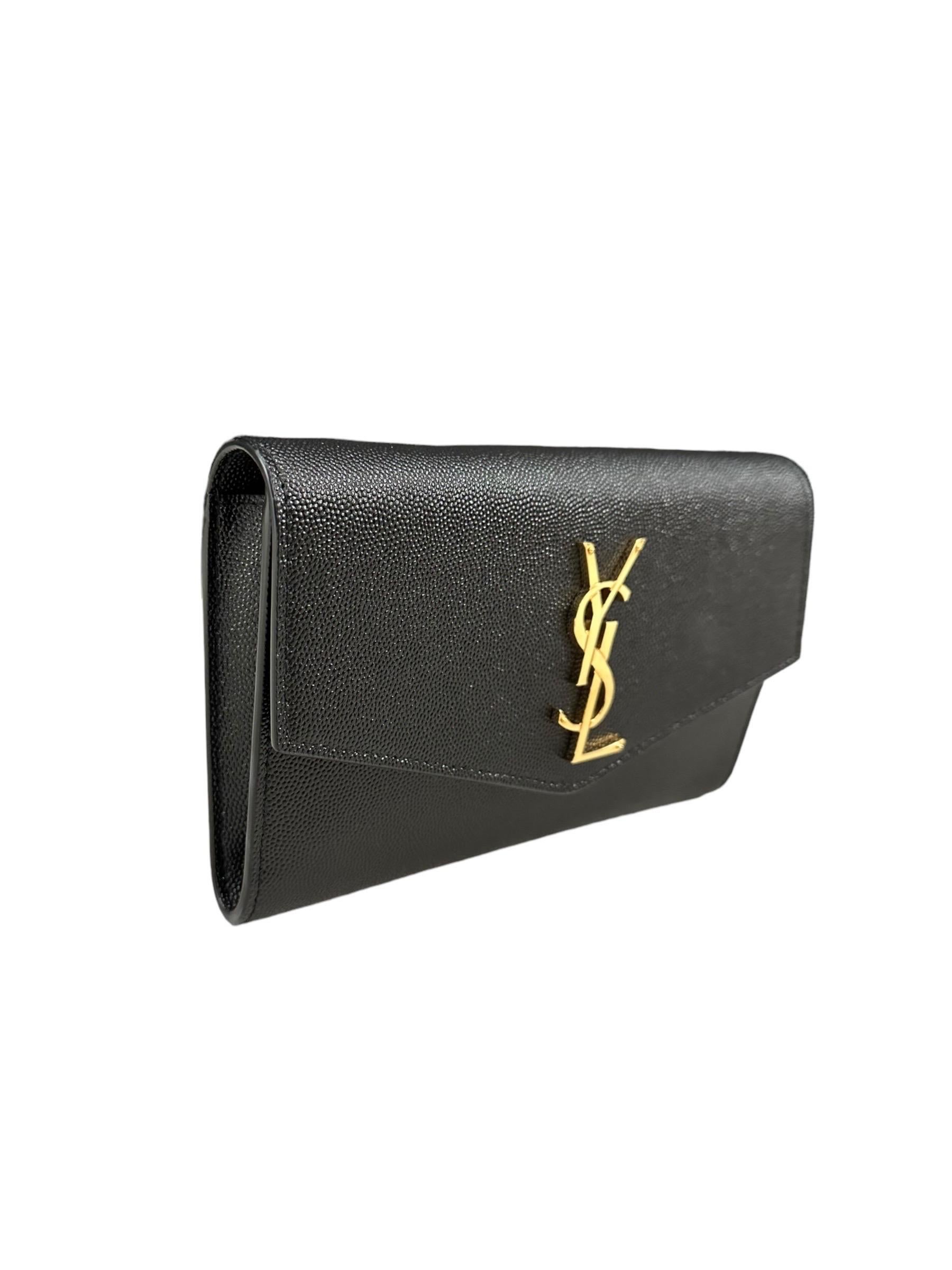 Borsa firmata Saint Laurent modello Wallet on Chain di colore nero, dotata da una tracolla in catena dorata removibile, richiudibile da una patta con bottone, sulla patta frontale è presente il logo del brand in metallo color oro, internamente