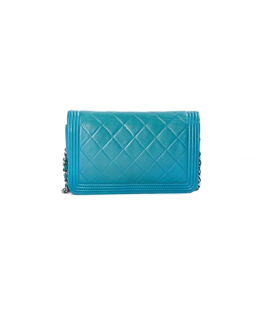 Borsa firmata Chanel, modello modello Wallet On Chain, realizzata in pelle nella colorazione Tiffany con hardware argentati. Dotata di una patta frontale con chiusura a bottone, internamente rivestita in tela e pelle tono su tono con molteplici