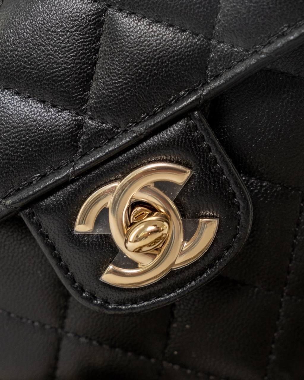 Borsa firmata Chanel, modello Heart, misura Mini, realizzata in pelle trapuntata nera con hardware dorati. Doté d'une fermeture supérieure semi-circulaire à glissière, il est habillé de tela bordeaux, capoté pour l'essentiel. Munita di una tracolla