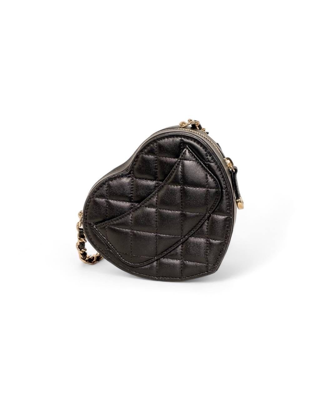 Noir Borsa atracolla Chanel Heart Mini Timeless Nero en vente