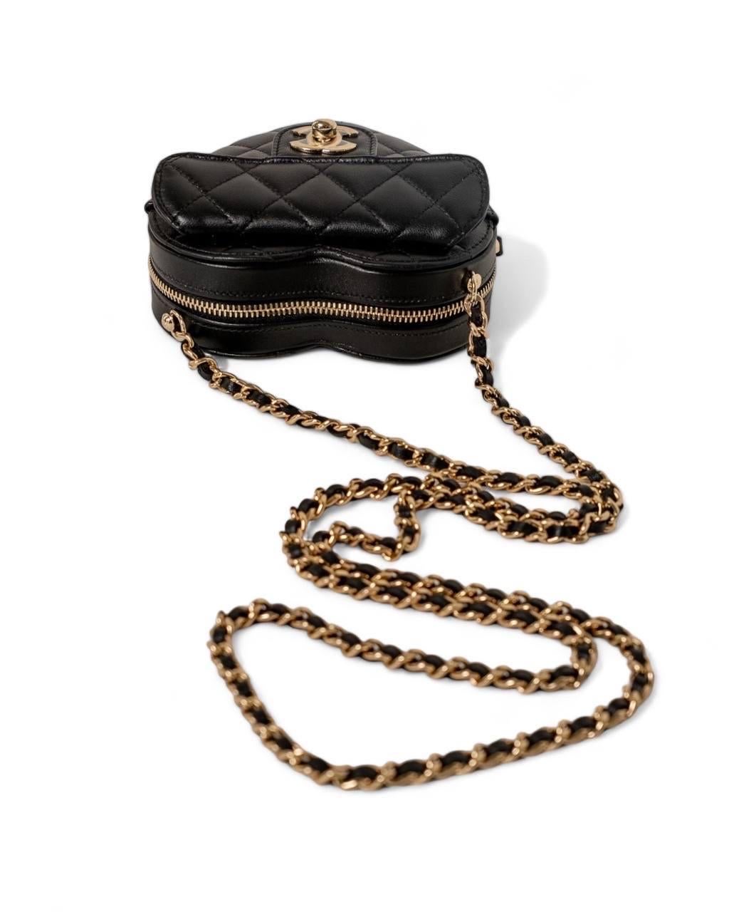 Borsa atracolla Chanel Heart Mini Timeless Nero en vente 4
