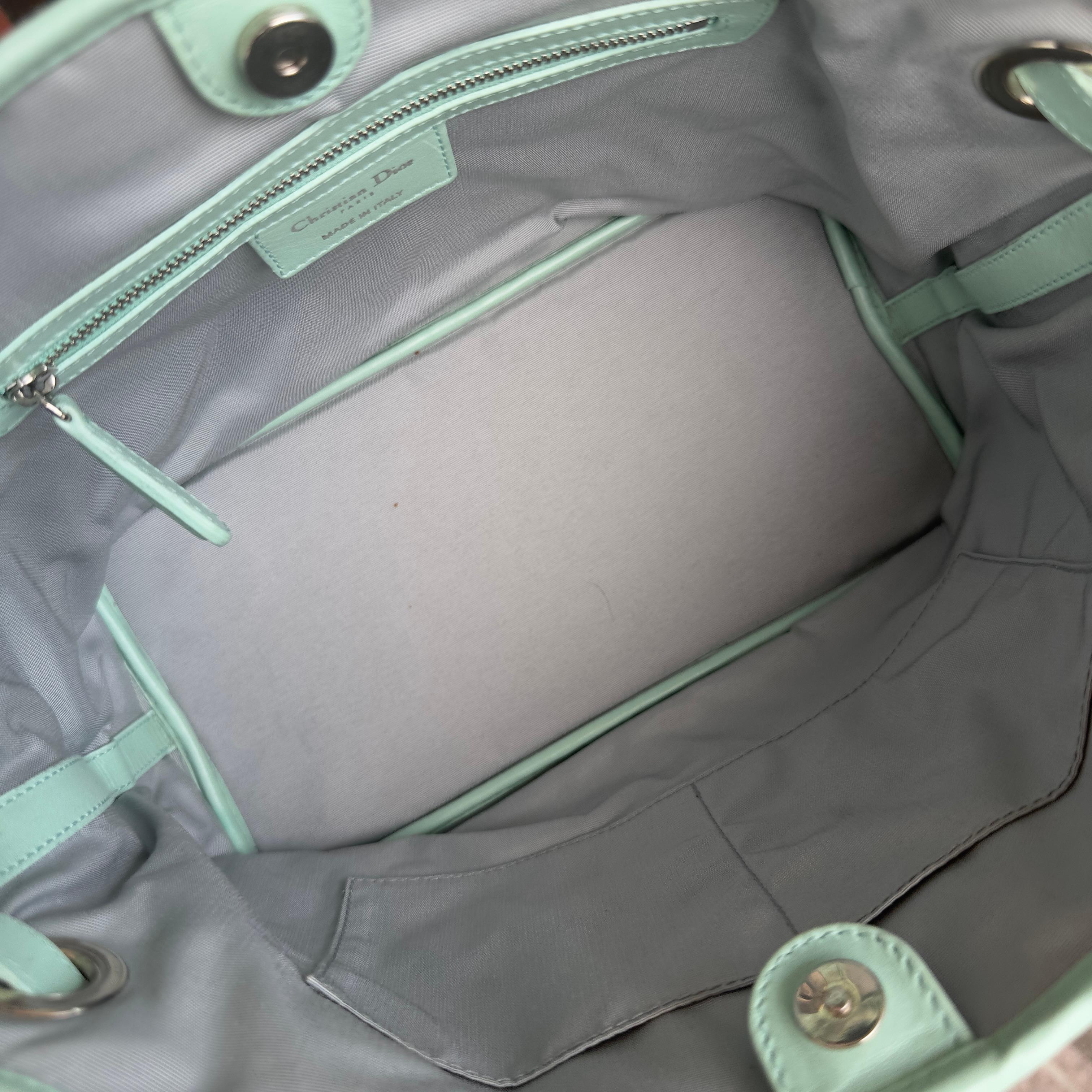 Christian Dior Tasche aus gestepptem Canvas in Petrol mit 'Dior'-Anhängern, 1920er Jahre im Angebot 9