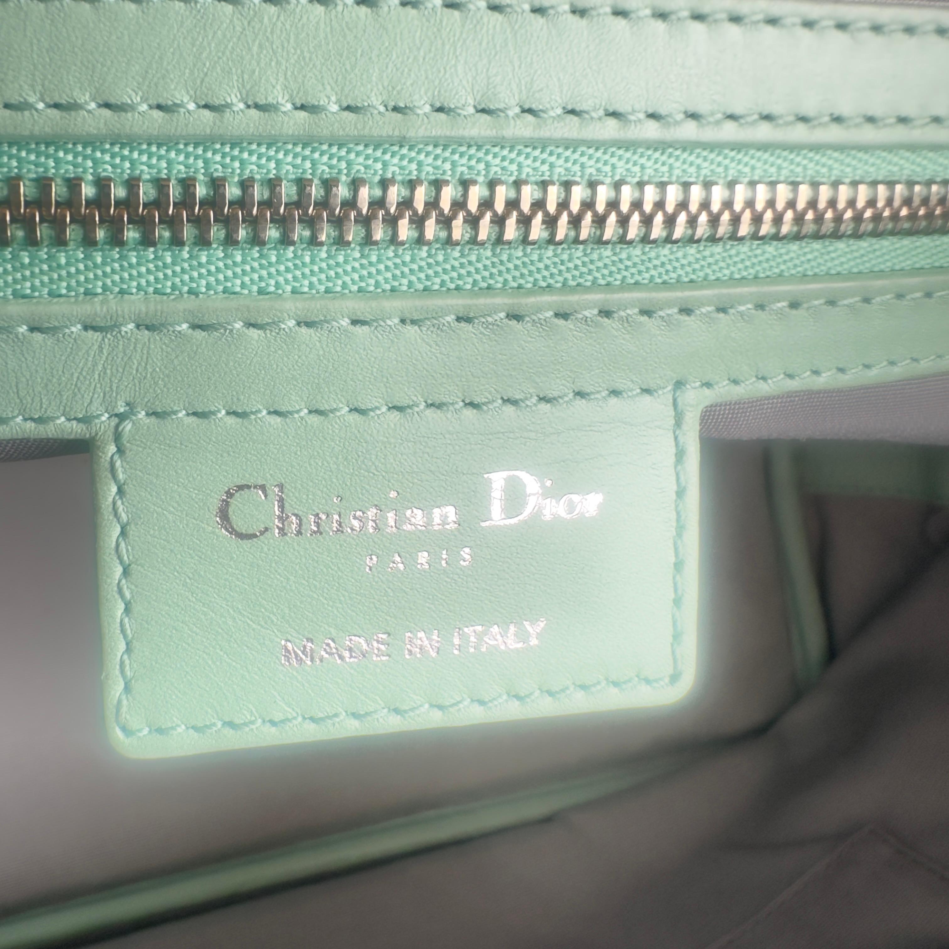 Christian Dior Tasche aus gestepptem Canvas in Petrol mit 'Dior'-Anhängern, 1920er Jahre im Angebot 11