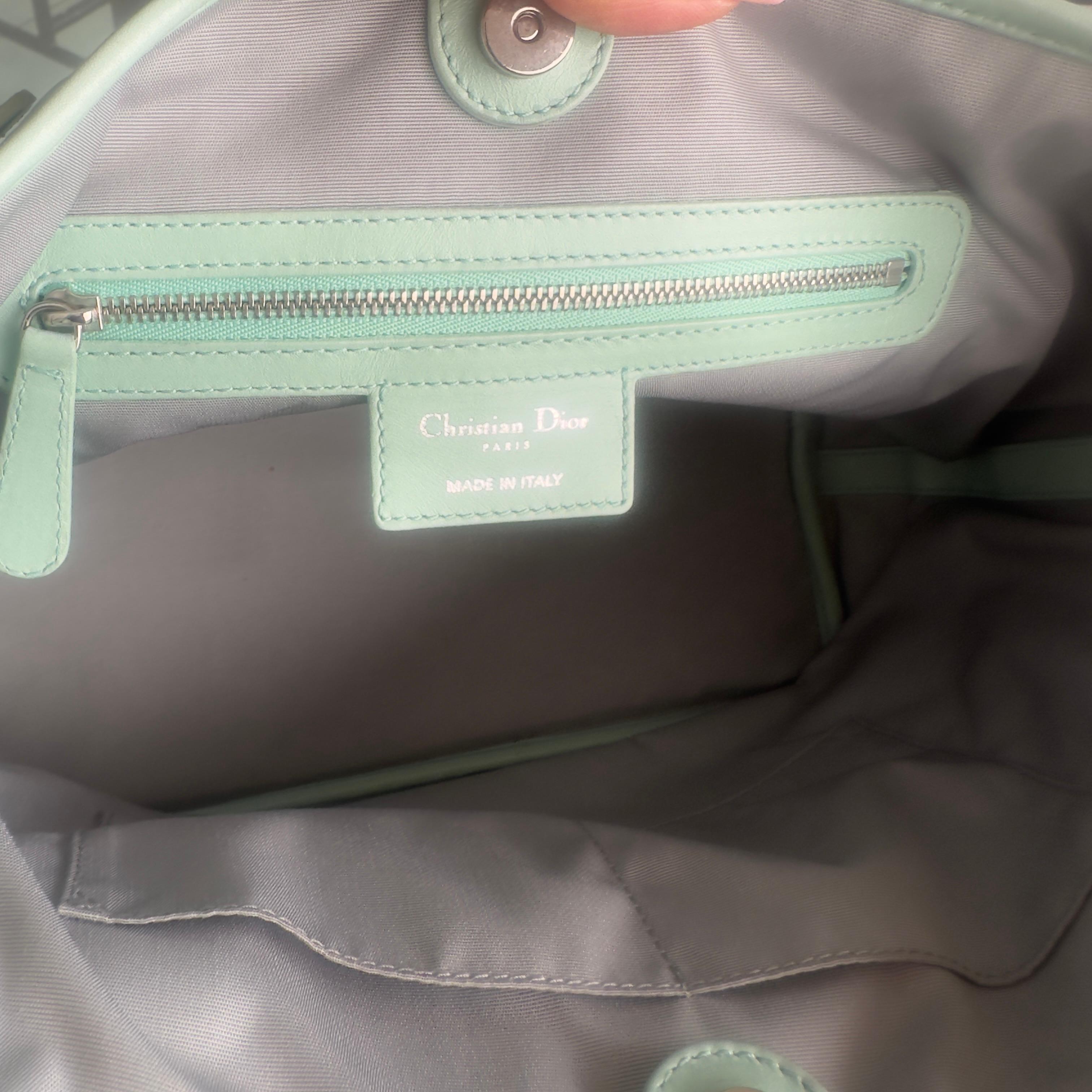 Christian Dior Tasche aus gestepptem Canvas in Petrol mit 'Dior'-Anhängern, 1920er Jahre im Angebot 12