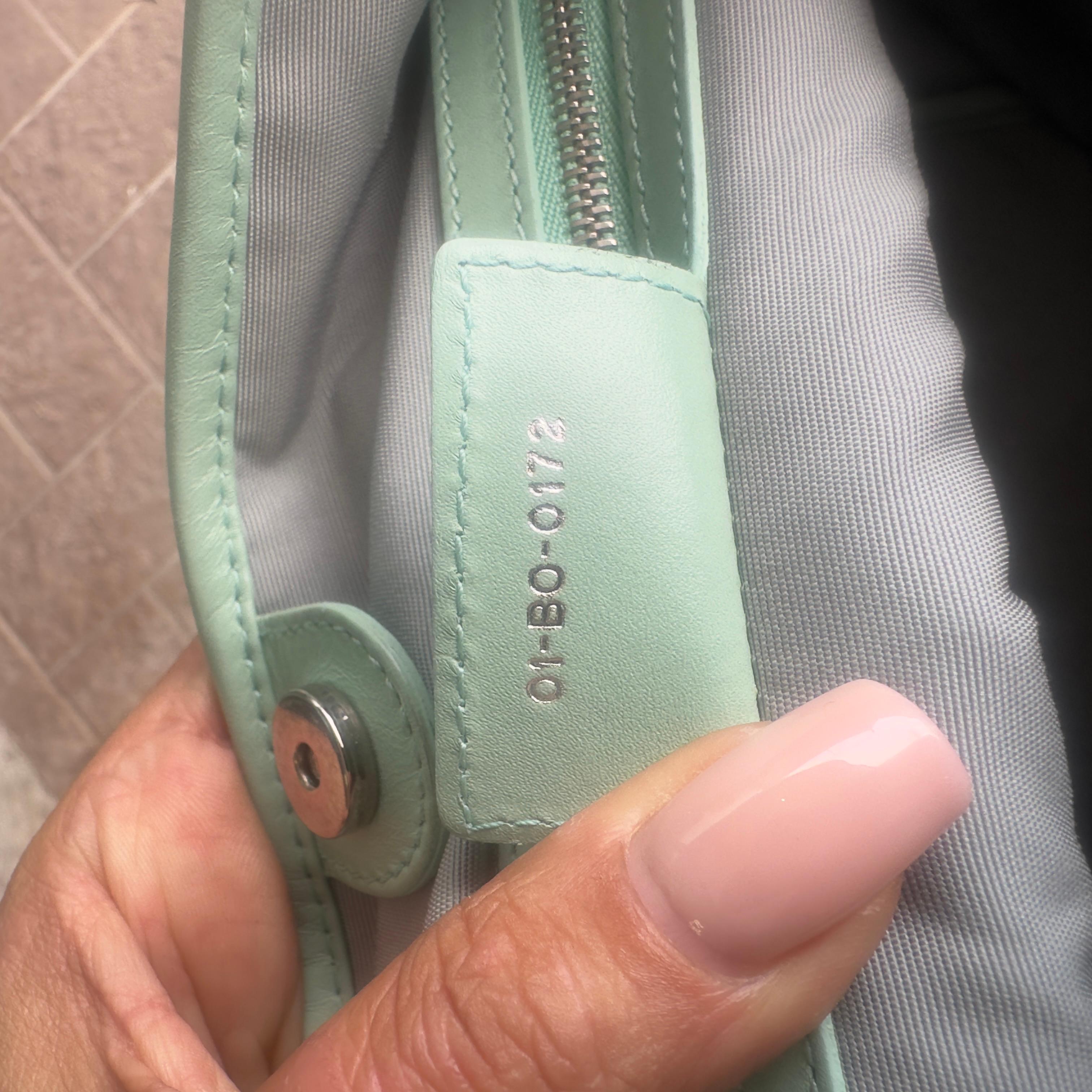 Christian Dior Tasche aus gestepptem Canvas in Petrol mit 'Dior'-Anhängern, 1920er Jahre im Angebot 13