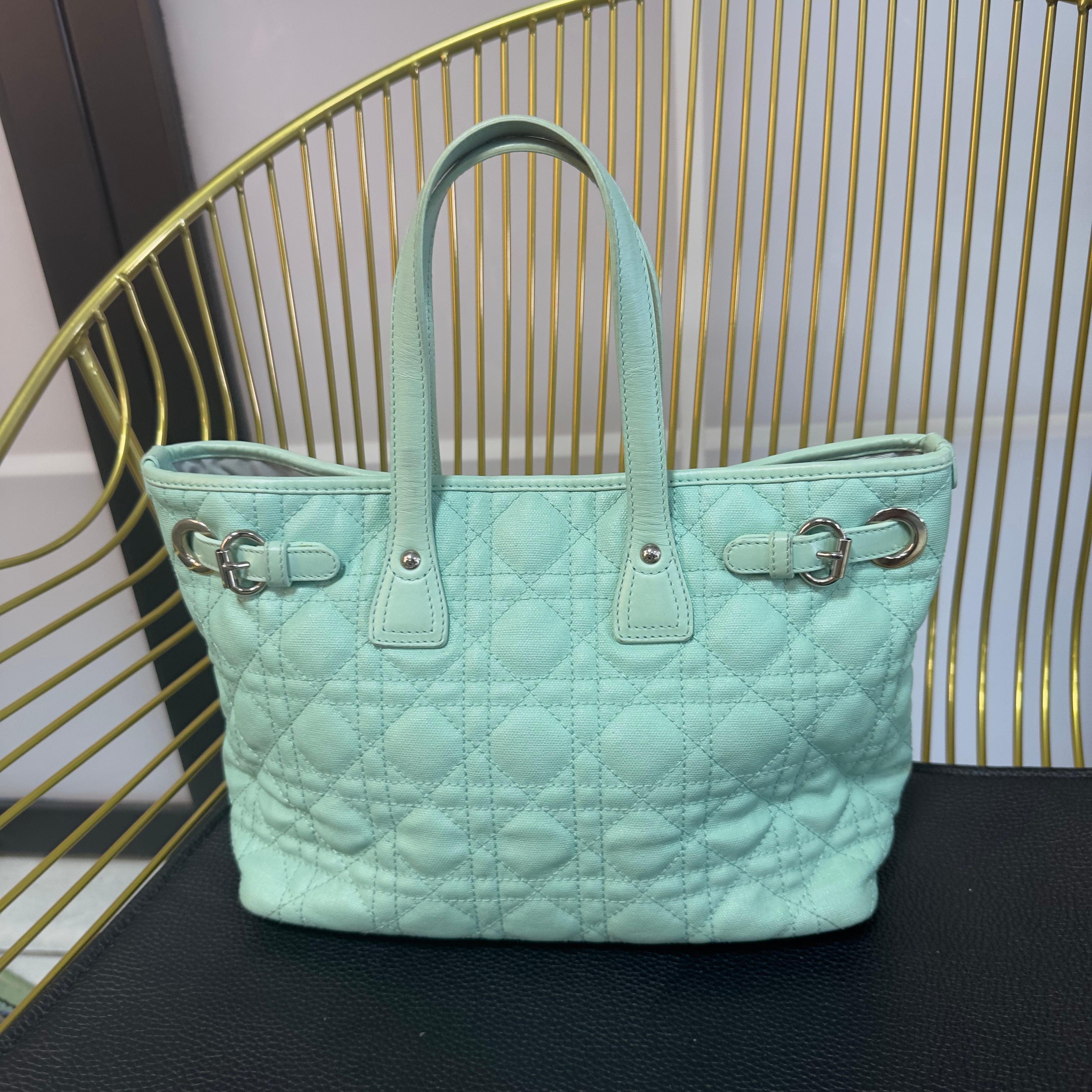 Christian Dior Tasche aus gestepptem Canvas in Petrol mit 'Dior'-Anhängern, 1920er Jahre (Blue) im Angebot
