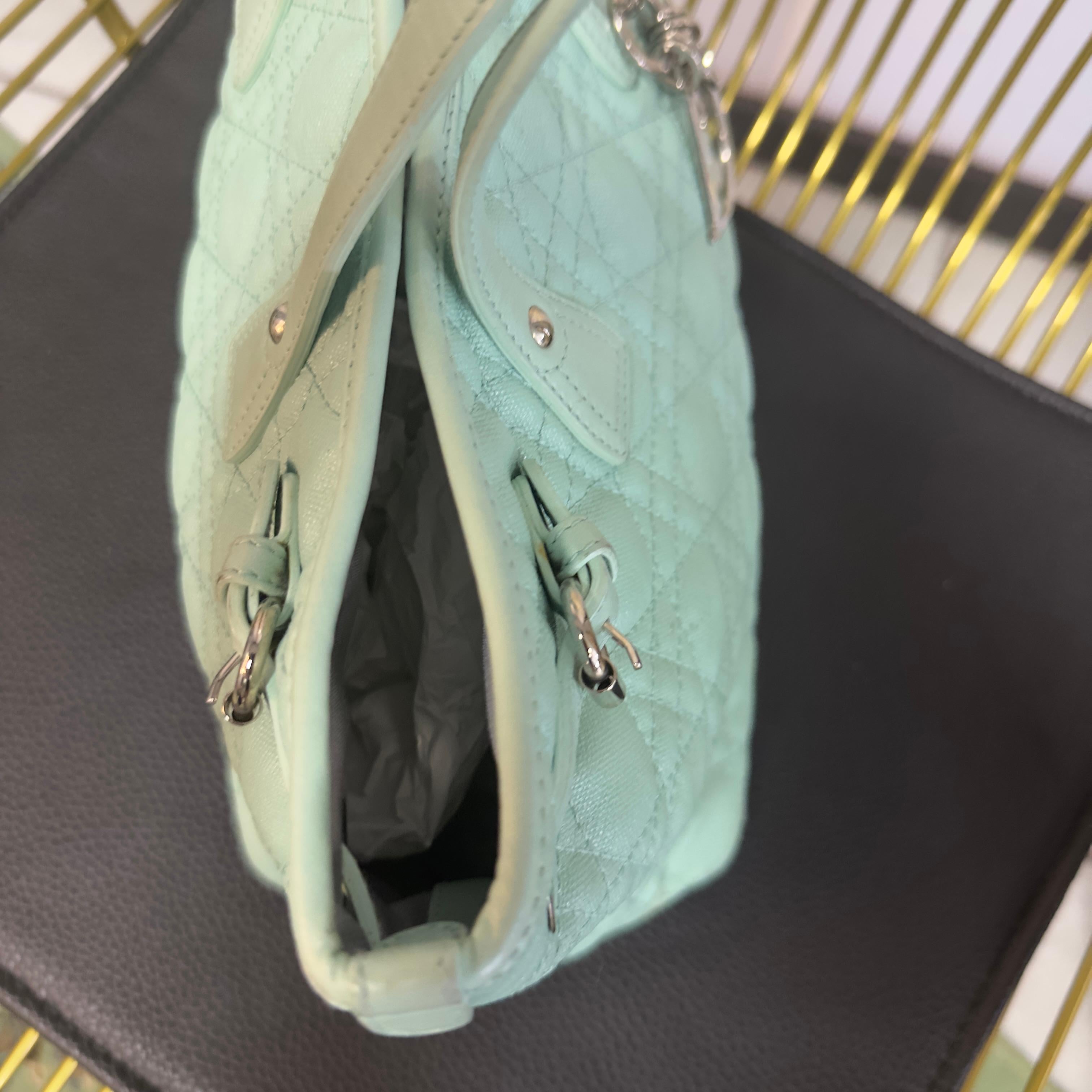 Christian Dior Tasche aus gestepptem Canvas in Petrol mit 'Dior'-Anhängern, 1920er Jahre im Zustand „Gut“ im Angebot in Basaluzzo, IT