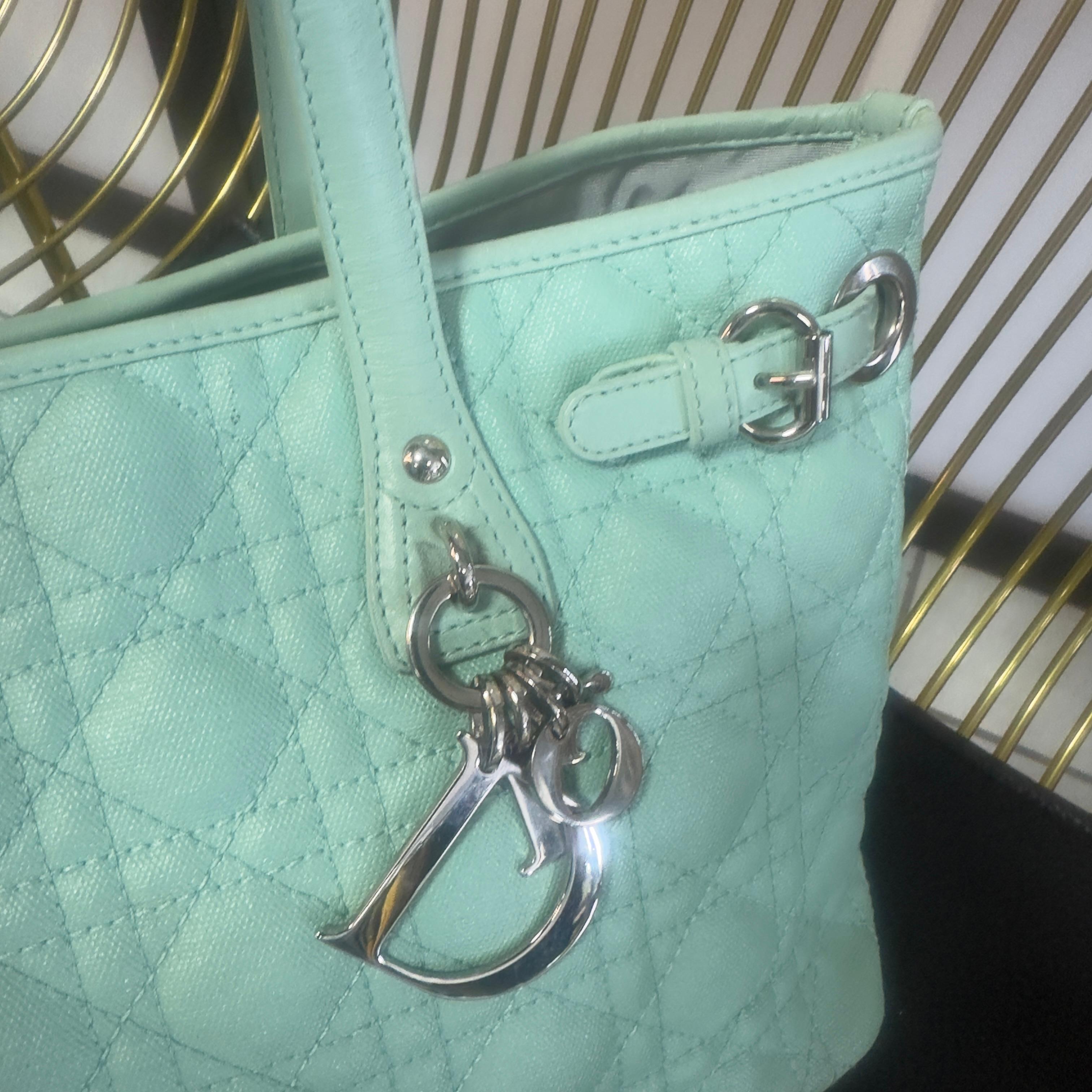 Christian Dior Tasche aus gestepptem Canvas in Petrol mit 'Dior'-Anhängern, 1920er Jahre Damen im Angebot