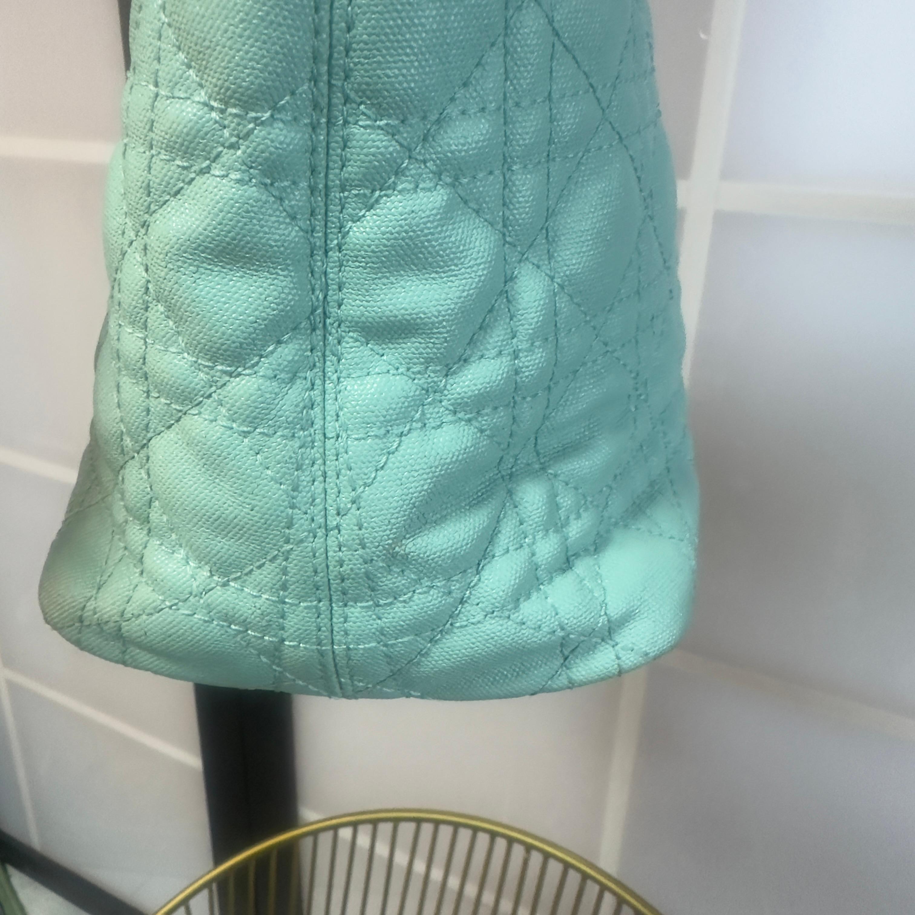 Christian Dior Tasche aus gestepptem Canvas in Petrol mit 'Dior'-Anhängern, 1920er Jahre im Angebot 2