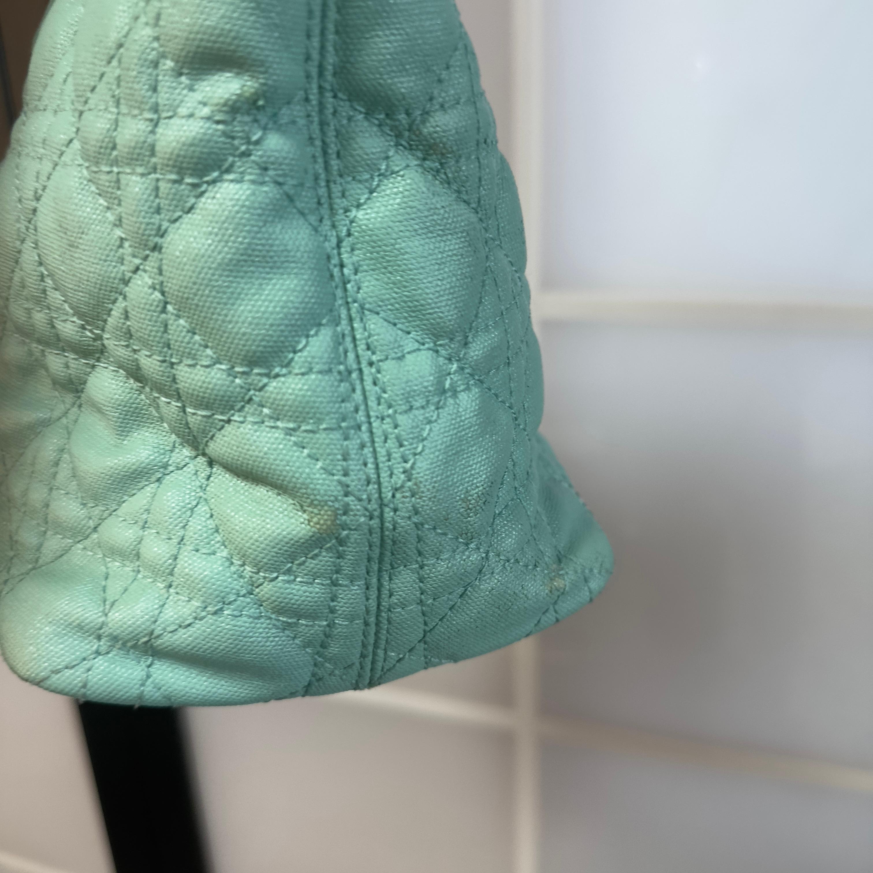 Christian Dior Tasche aus gestepptem Canvas in Petrol mit 'Dior'-Anhängern, 1920er Jahre im Angebot 3