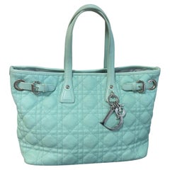 Christian Dior Tasche aus gestepptem Canvas in Petrol mit 'Dior'-Anhängern, 1920er Jahre