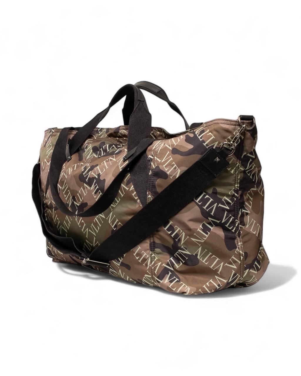 Borsa da viaggio Valentino Borsone VLTN Camouflage Verde In Good Condition In Torre Del Greco, IT