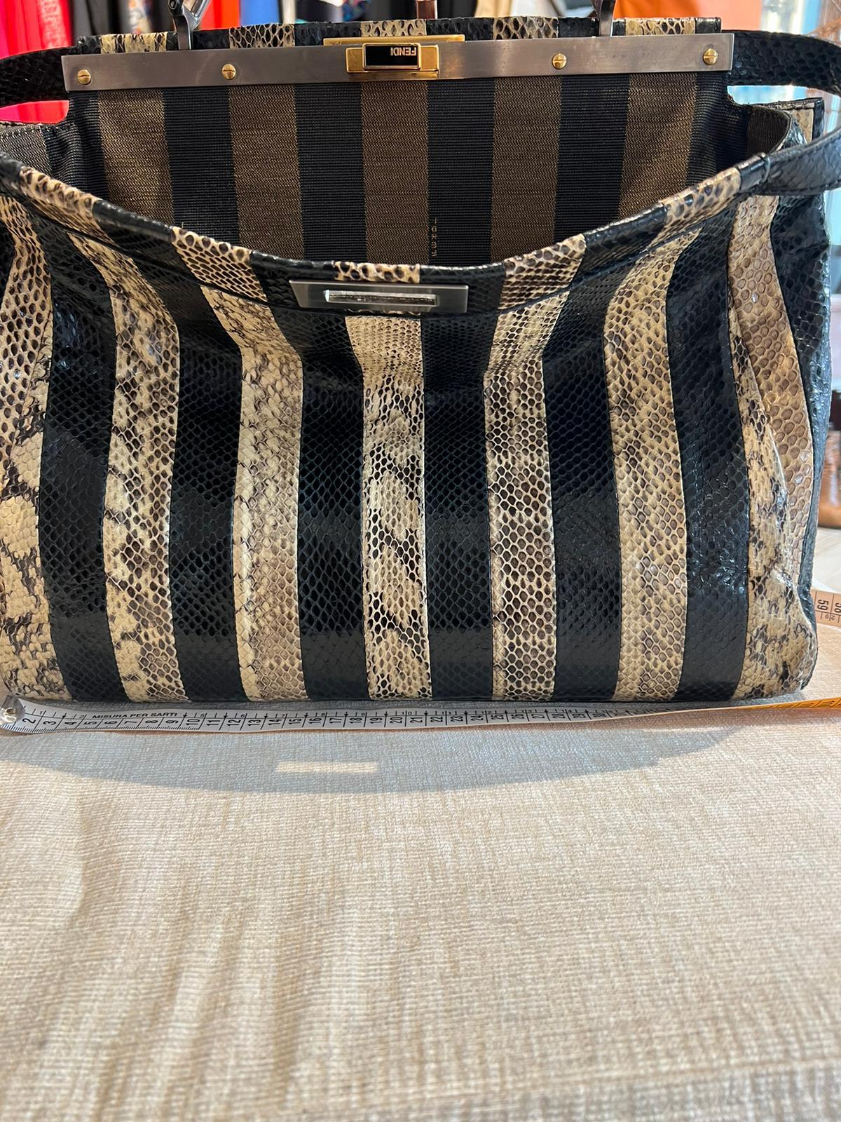 Fendi bag peekaboo model in reptile with double internal compartment, golden details, to carry by hand or bandolier thanks to the removable shoulder strap.
Rare and valuable, has a few small scratches as pictured, n general is in good condition